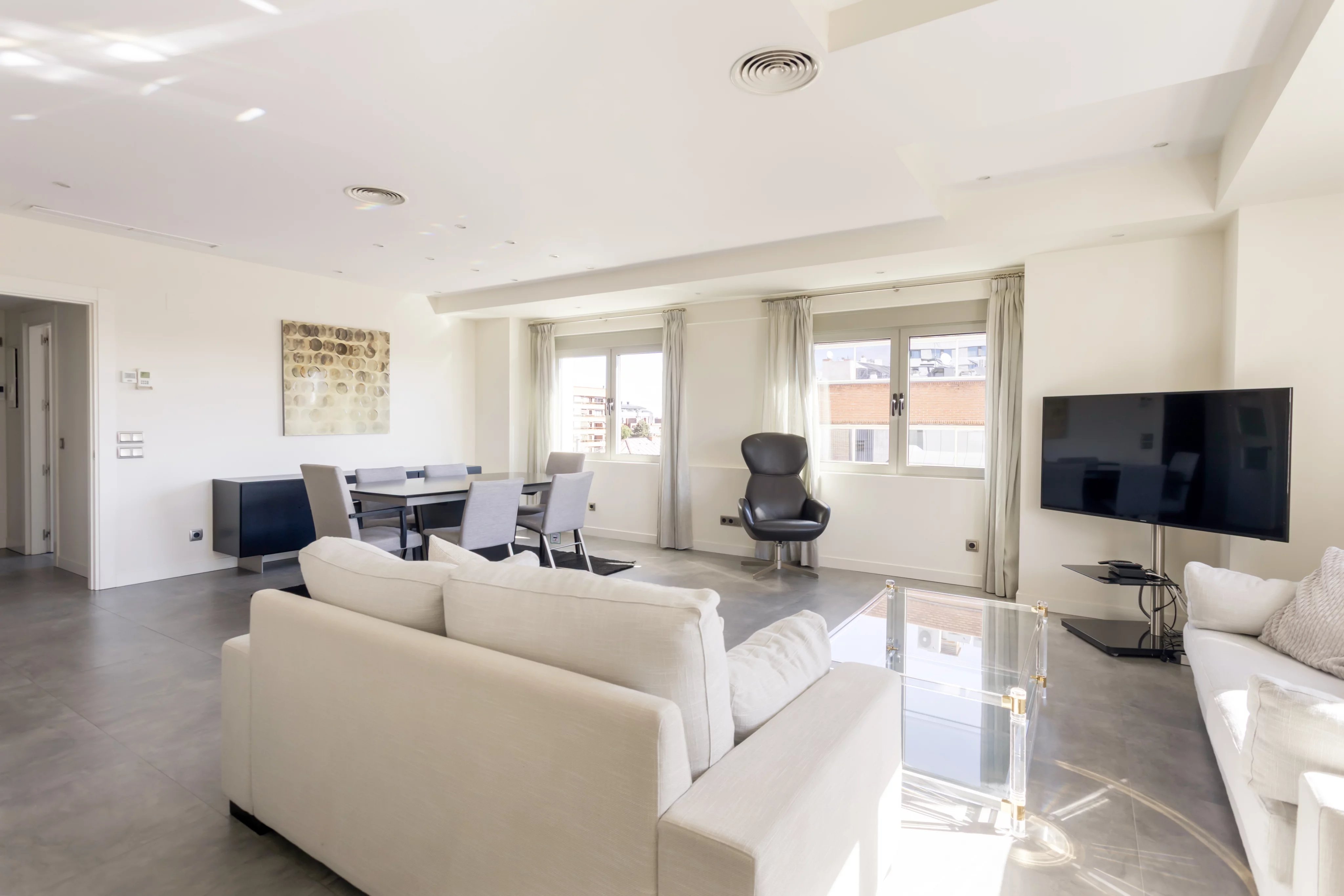 Bright penthouse flat for rent