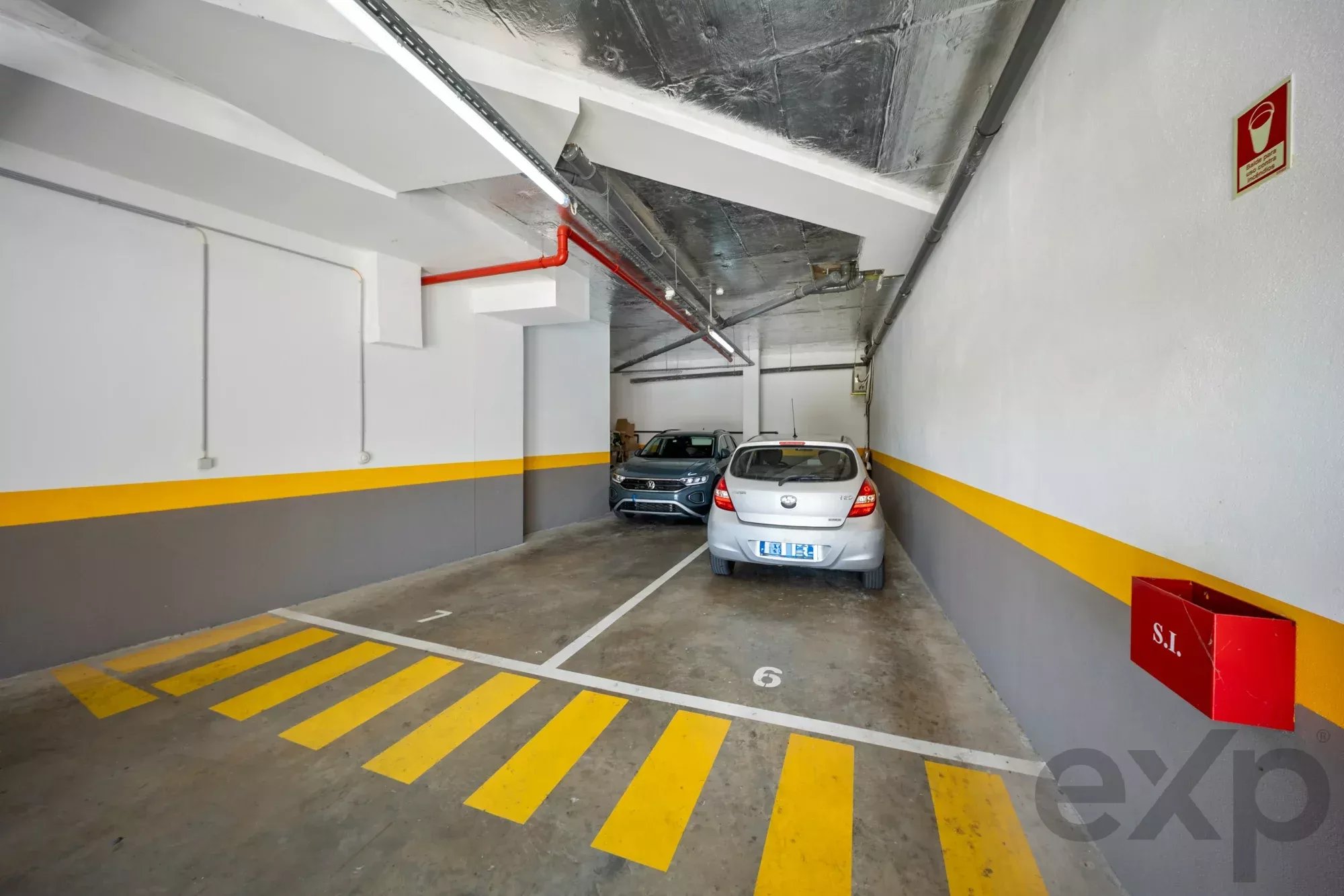 Amazing Two‑Bedroom Apartment with River View and Garage 87152839 image 25