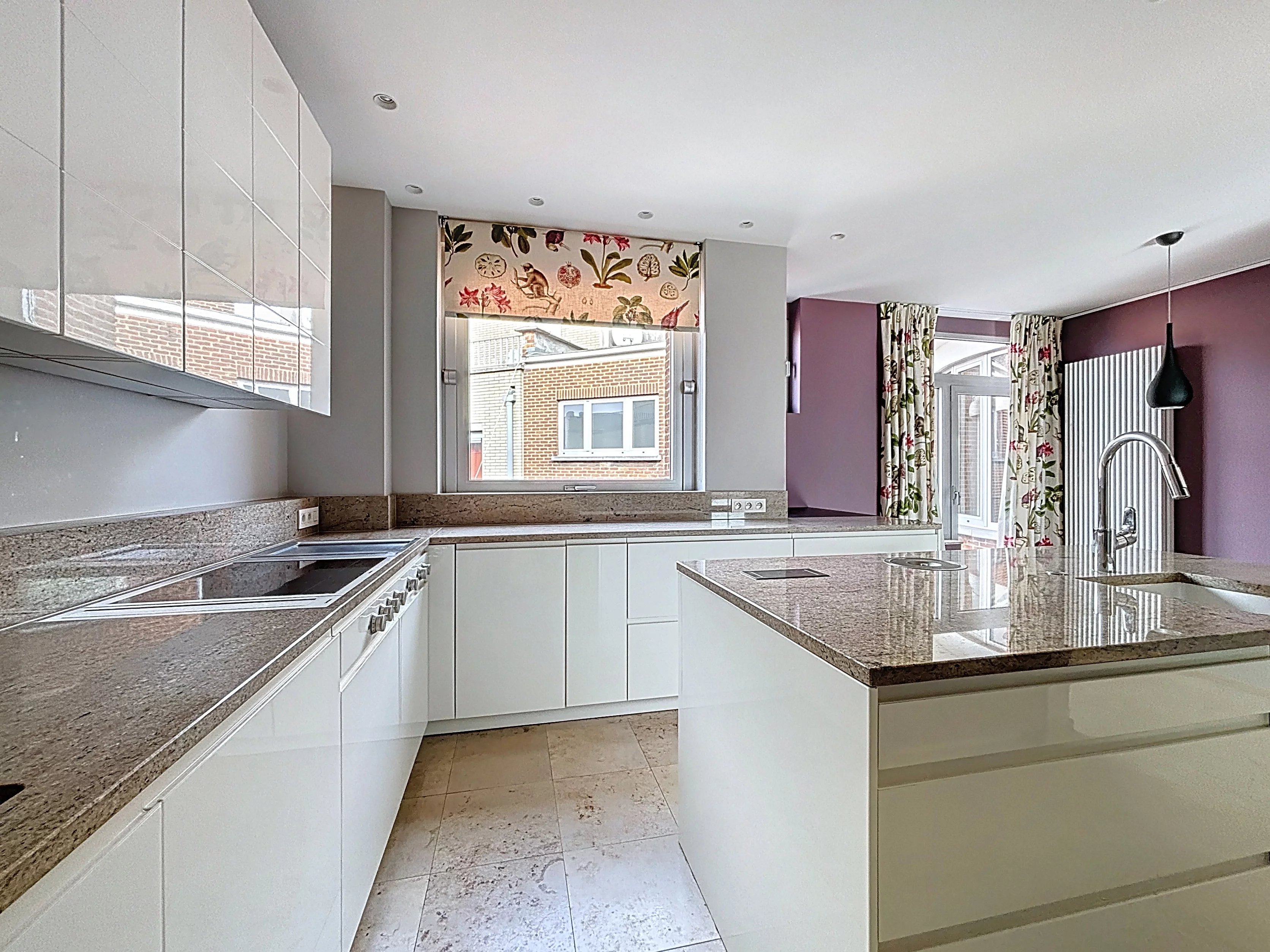 Renovated 4-bedroom penthouse 235 m2 + garage