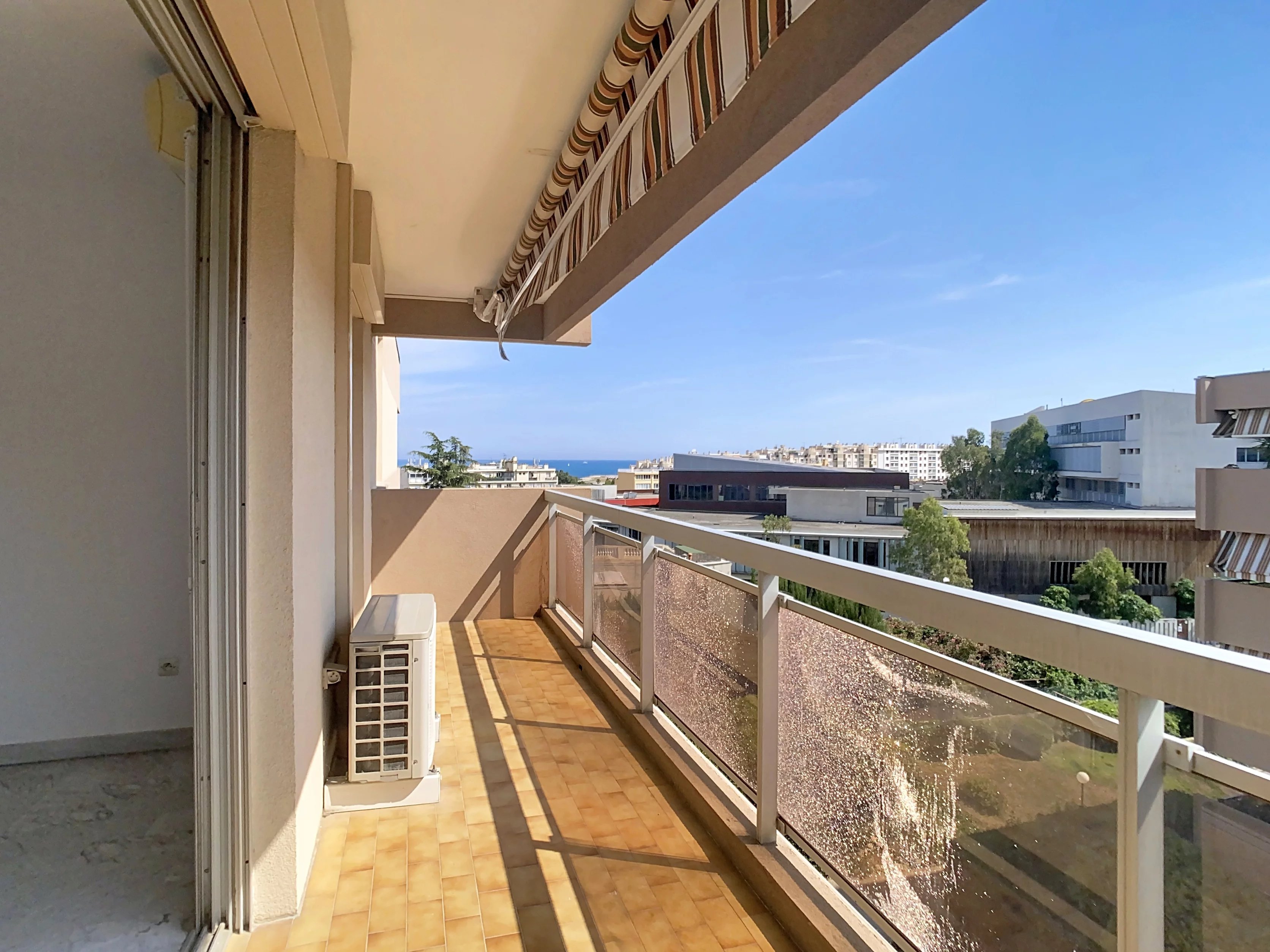 NICE FABRON F4 TERRASSE-CAVE (garage en sus)