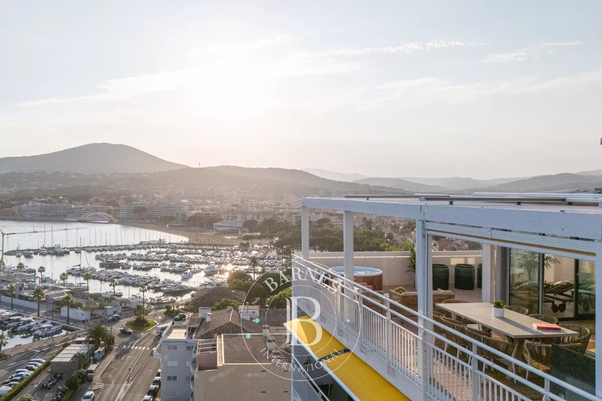 SAINTE-MAXIME - КВАРТИРА - ПОСЛЕДНИЙ ЭТАЖ - С ВИДОМ НА ЗАЛИВ SAINT-TROPEZ