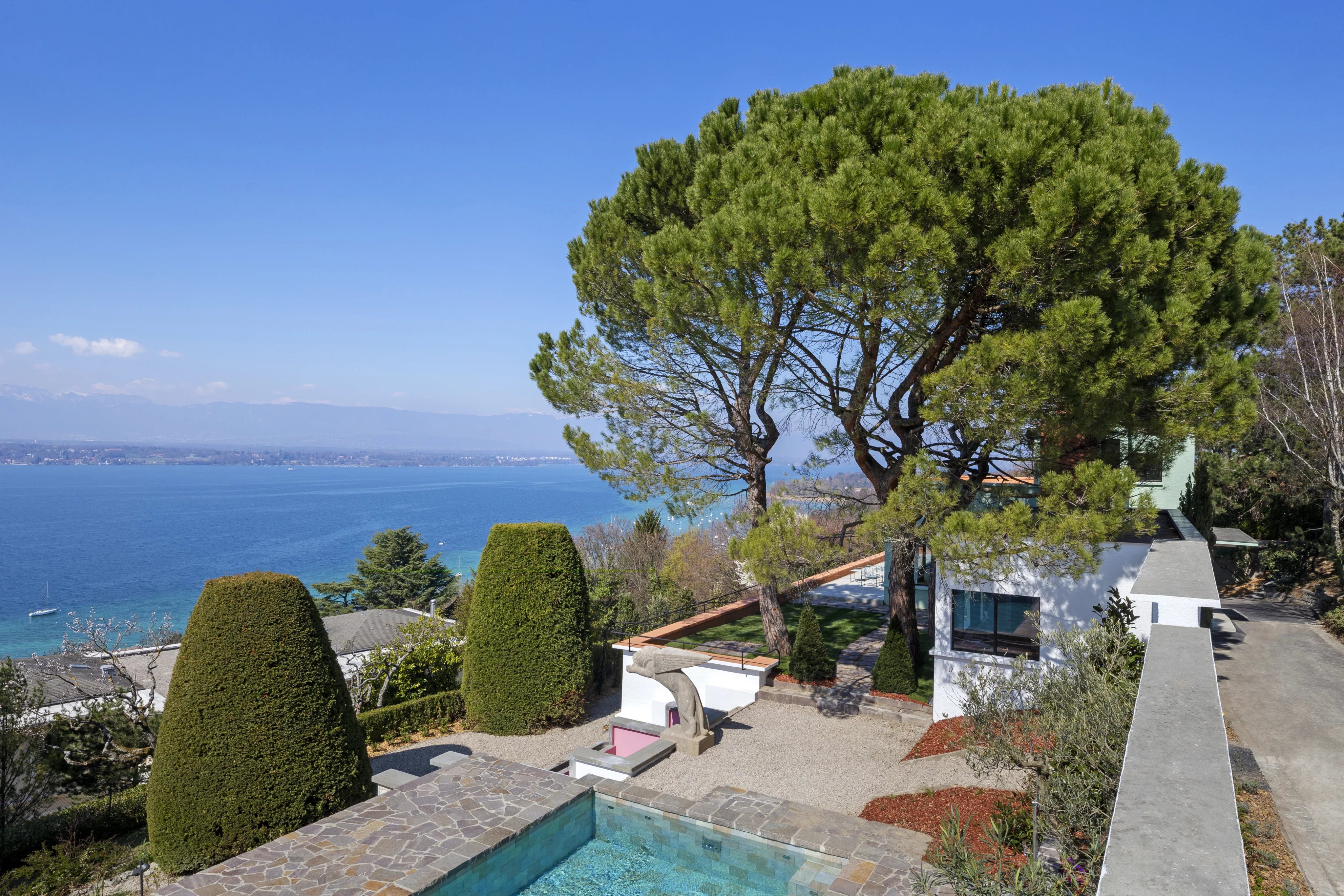 Cologny - Architect-designed villa with exceptional lake and Jura views
