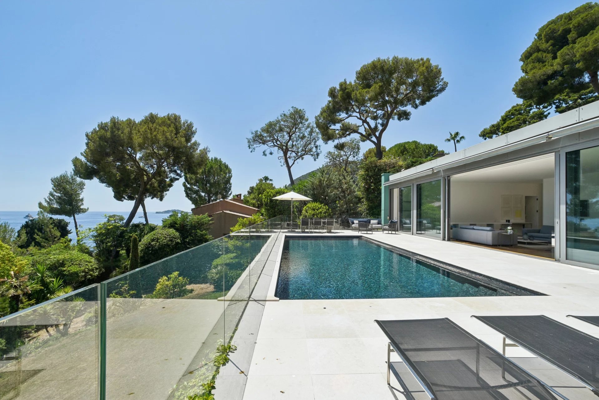 Villa contemporaine d'exception à Èze Bord de Mer – Un véritable écrin entre mer et montagne