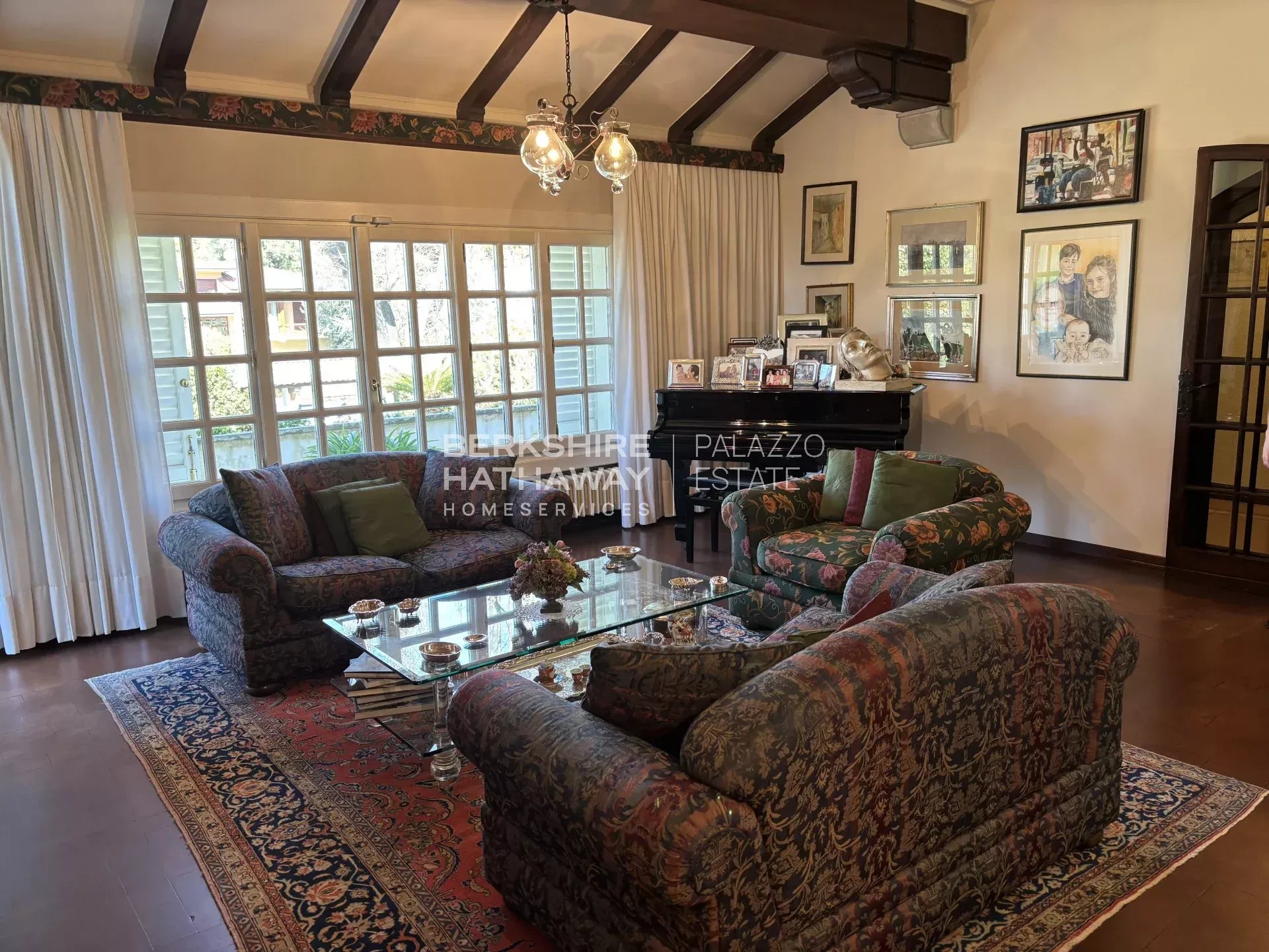 Magnificent detached villa with a large garden, minutes from the sea and Pietrasanta