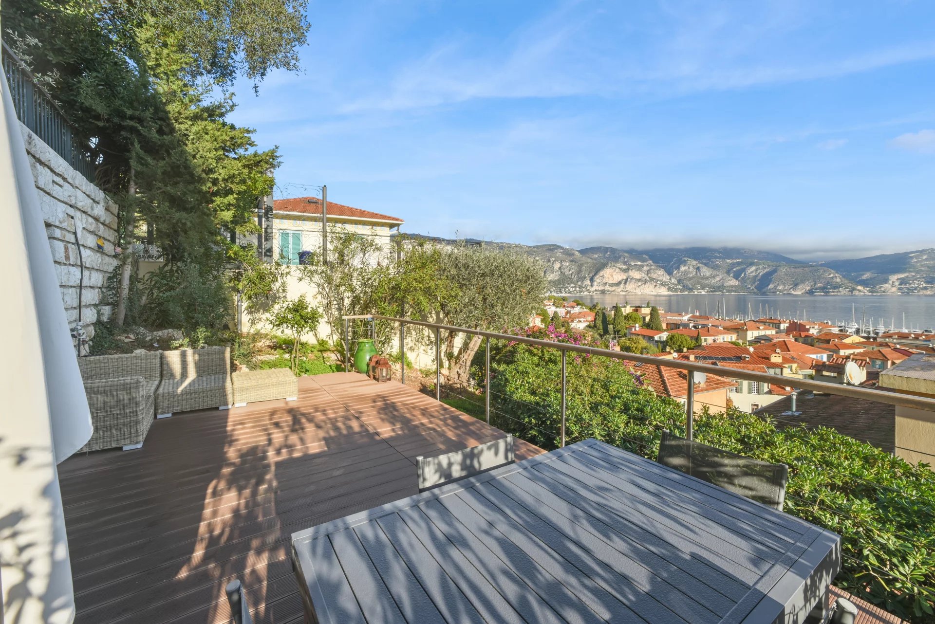 Apartment with 28 m² terrace, panoramic sea view and parking