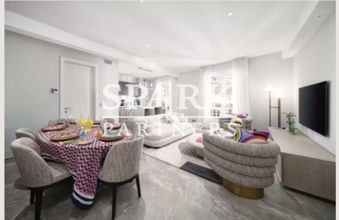 Magnificent, fully renovated 4-room apartment