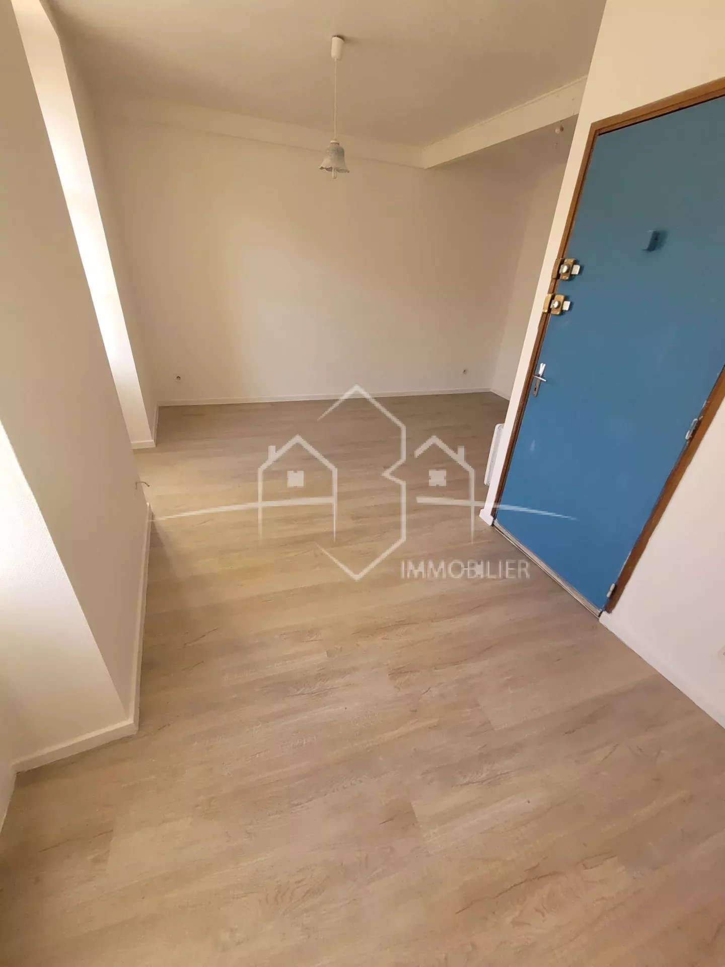 BEAUREPAIRE centre T2 2ème étage