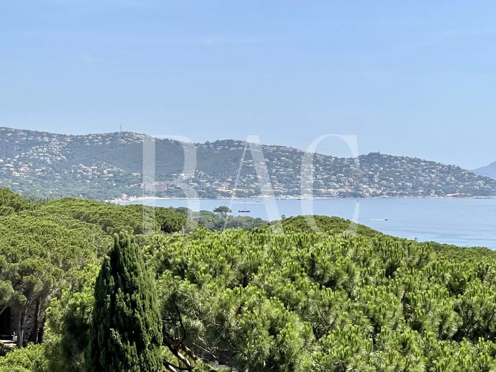 Sainte-Maxime，享有海景和绿地景观的全景别墅，距离海滩仅 600 米