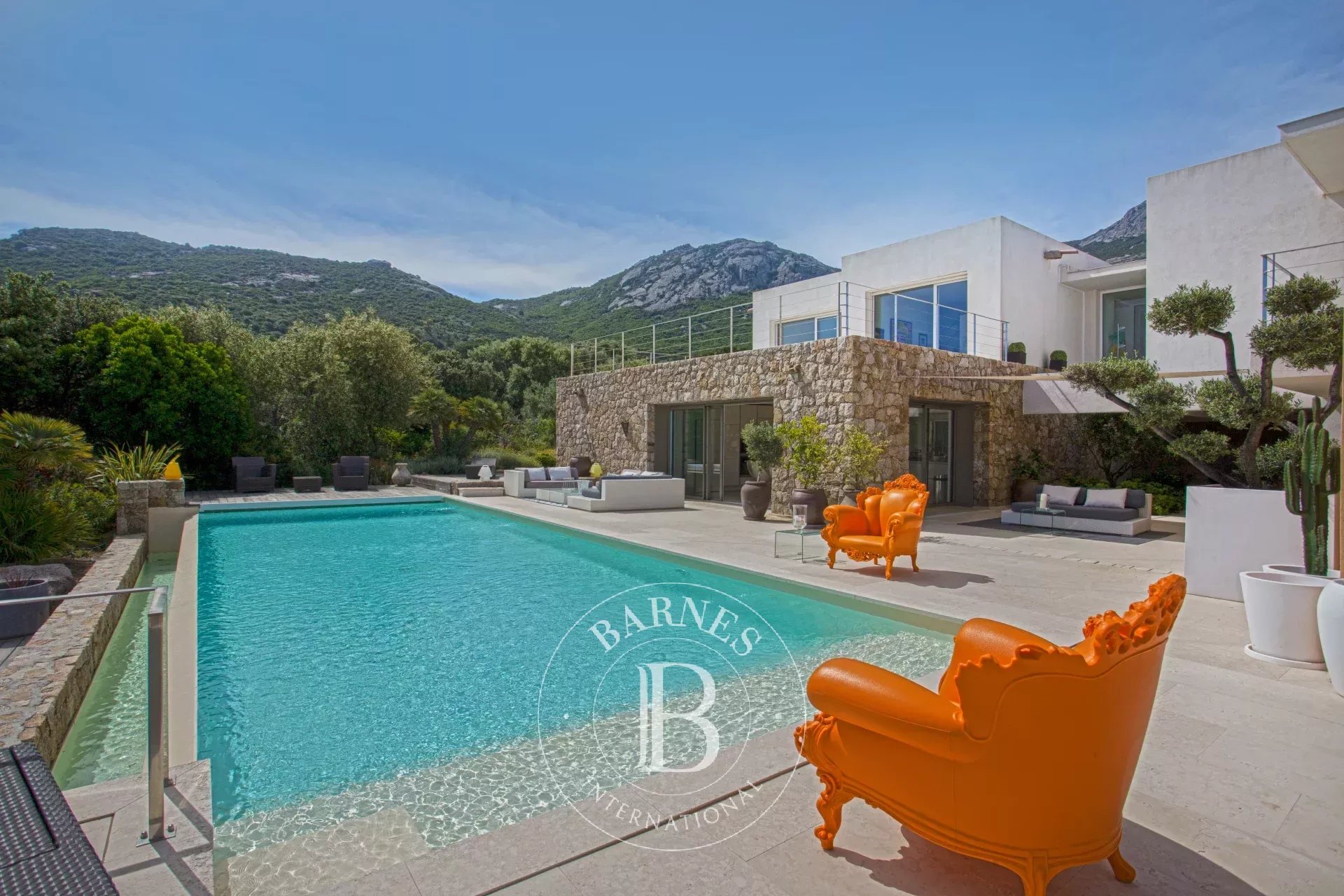 VENDUE, Calvi, villa d’exception, piscine à débordement, vue mer montagnes et Citadelle