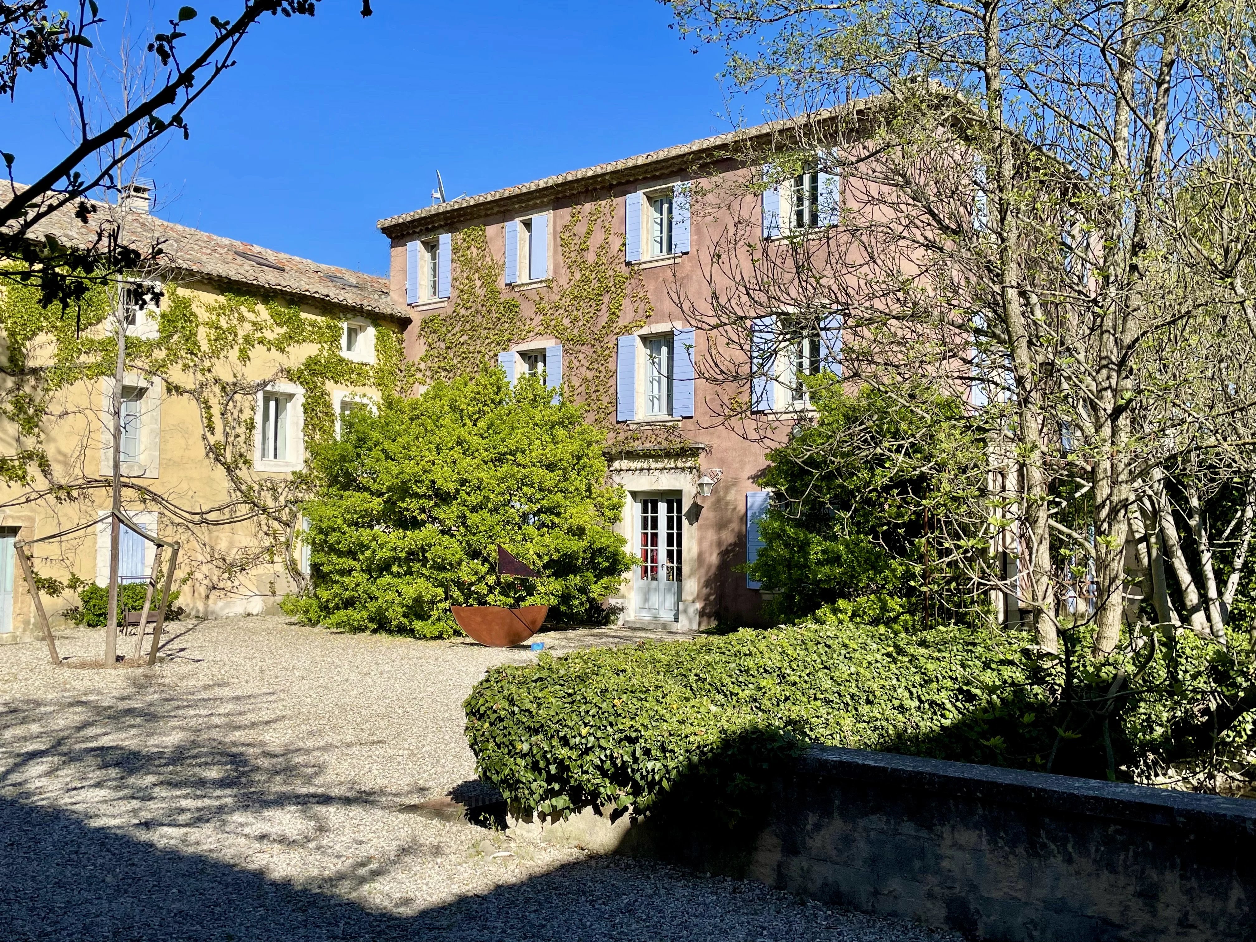 Bastide de provençale du XVIe siècle en port de Sorgues