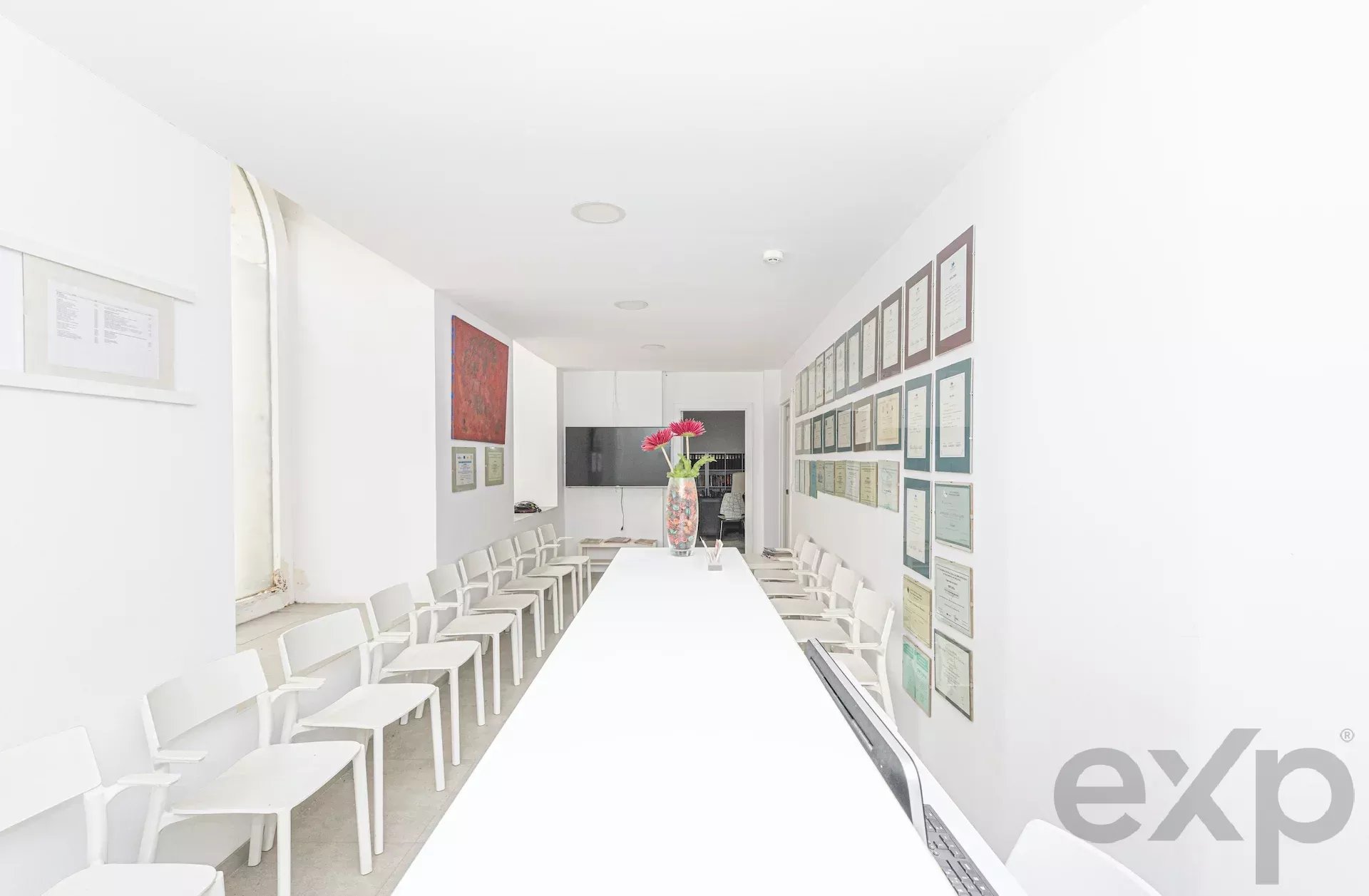 Prestigious shop adjacent to Chiado 87016877 image 16