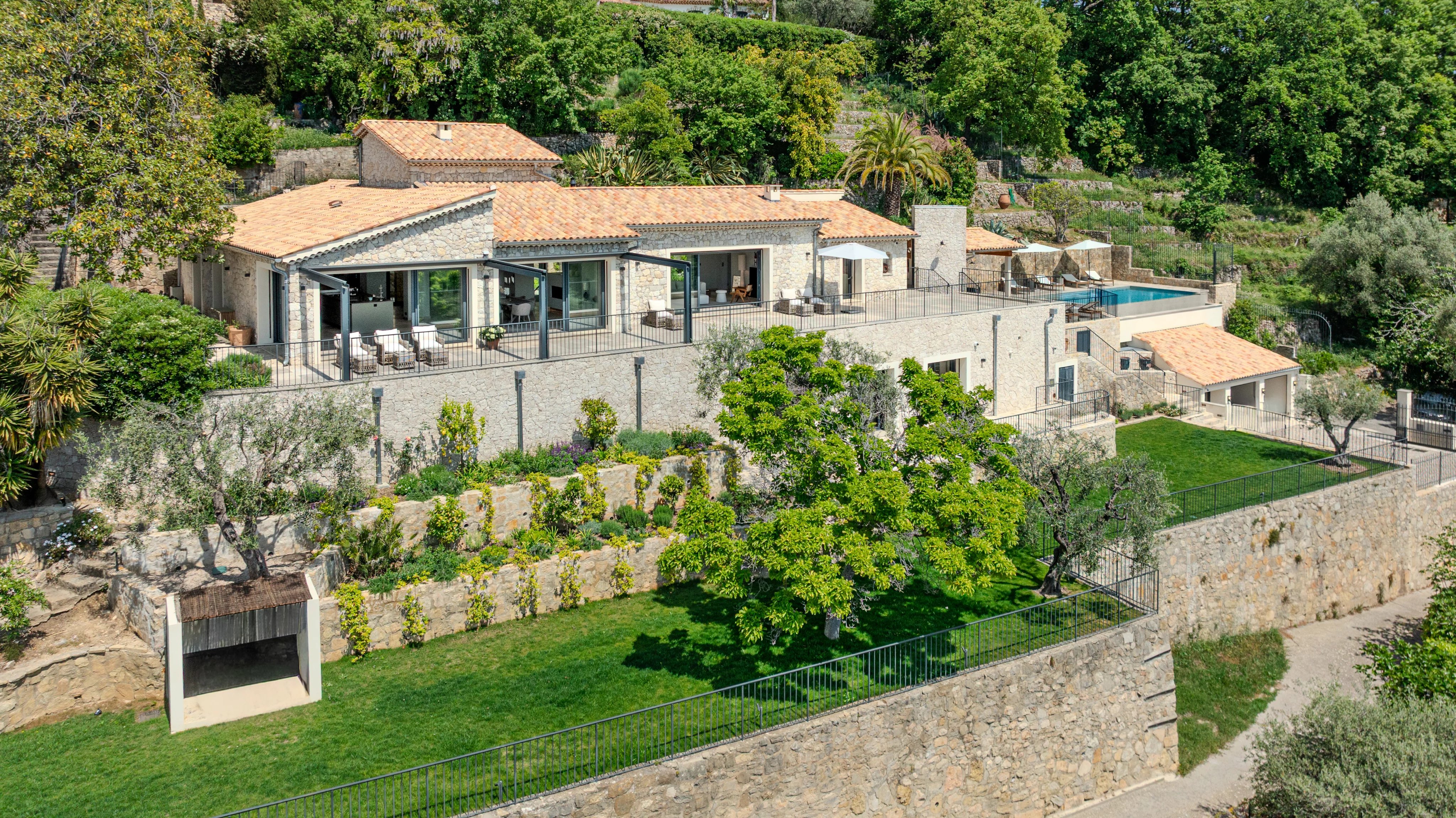Propriété d’exception de très grand standing avec vue panoramique collines et mer