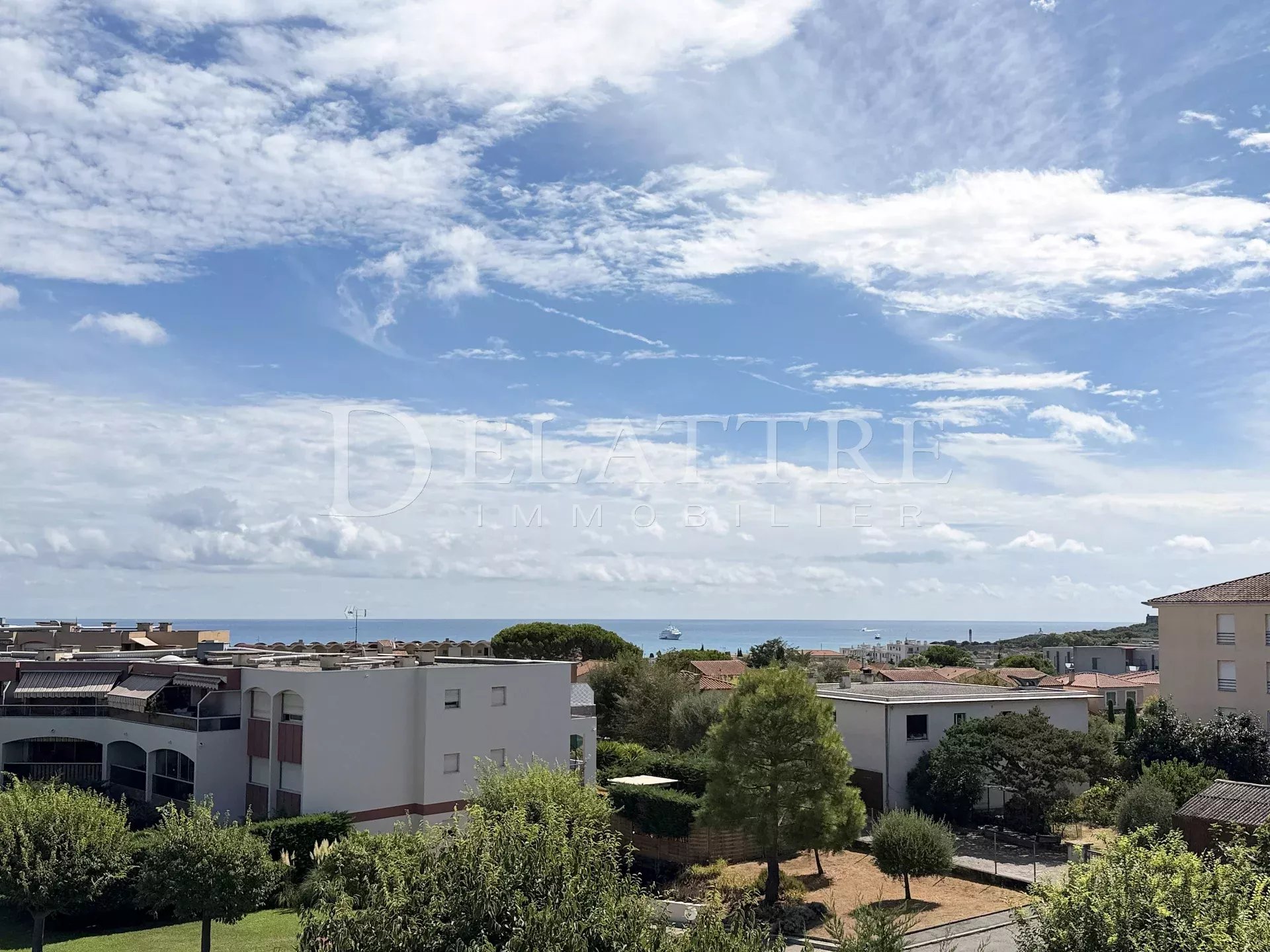 Sea-view apartment with a swimming pool, requiring renovation.