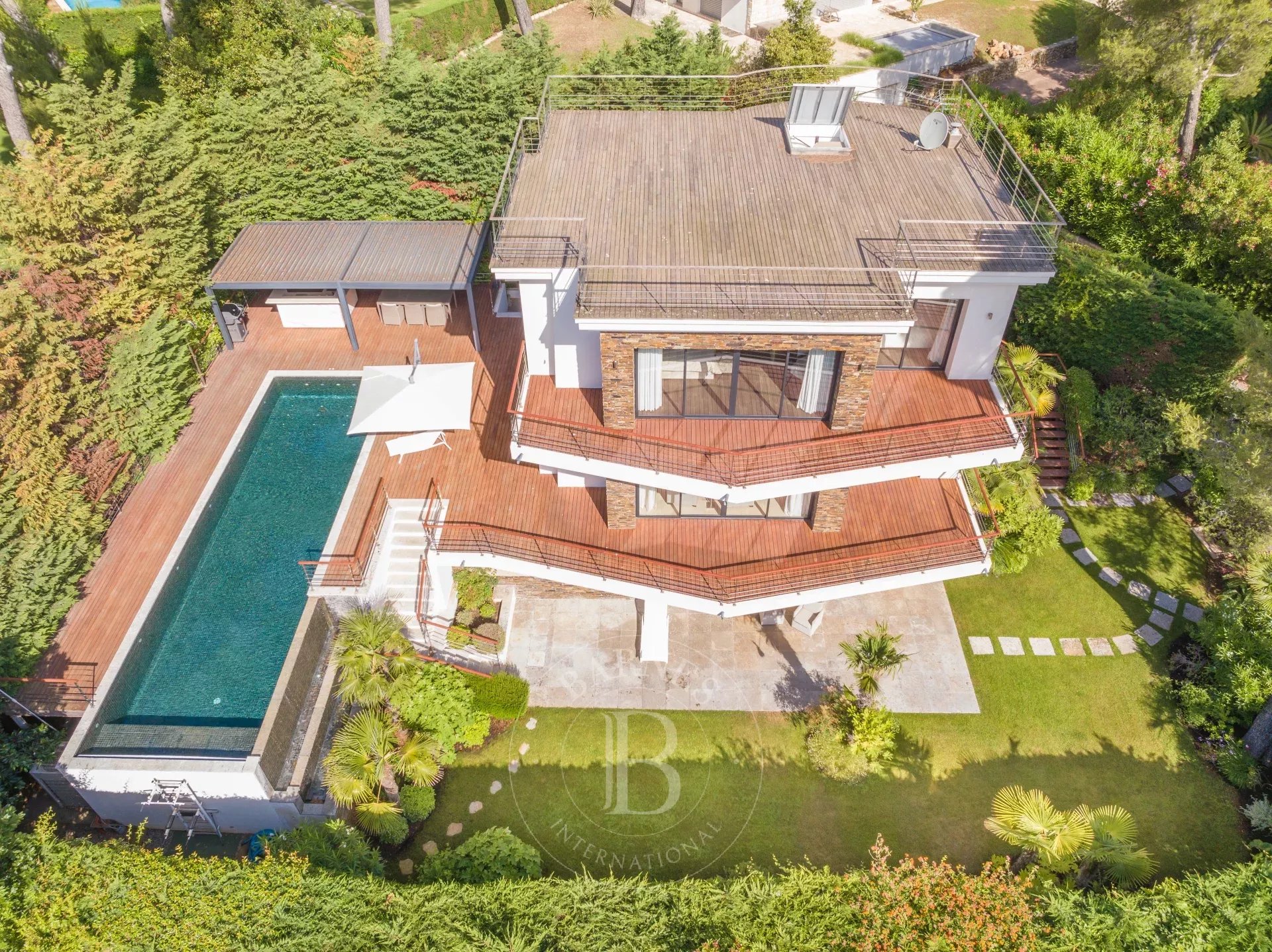 CAP D'ANTIBES - RENOVATED VILLA - 5 BEDROOMS - SWIMMING POOL - PANORAMIC SEA VIEW