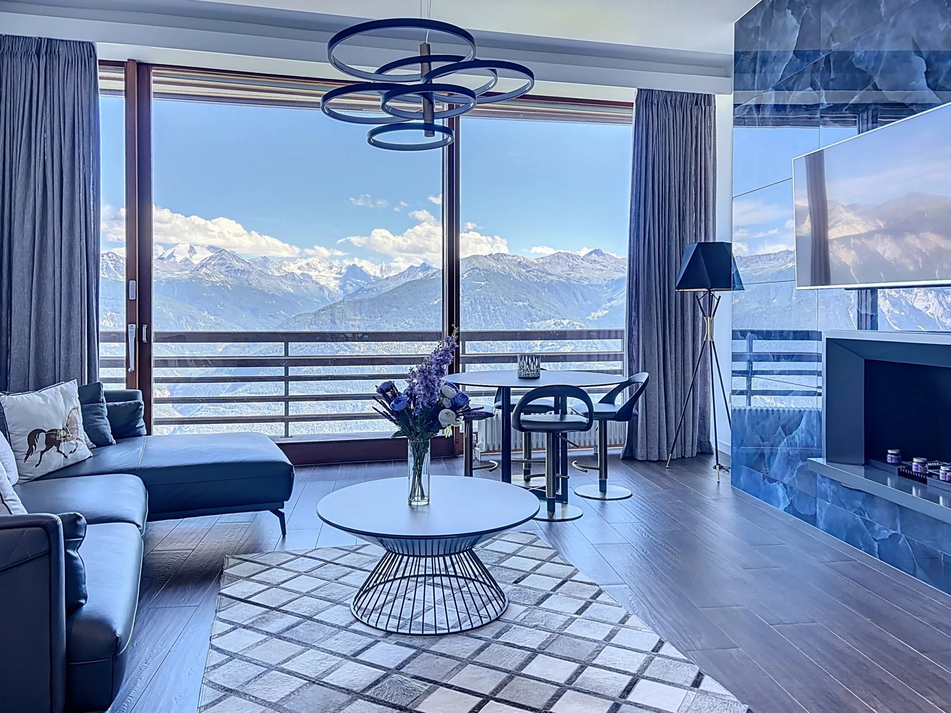 Deux magnifiques appartements de standing reliés avec une avec une vue panoramique sur les Alpes