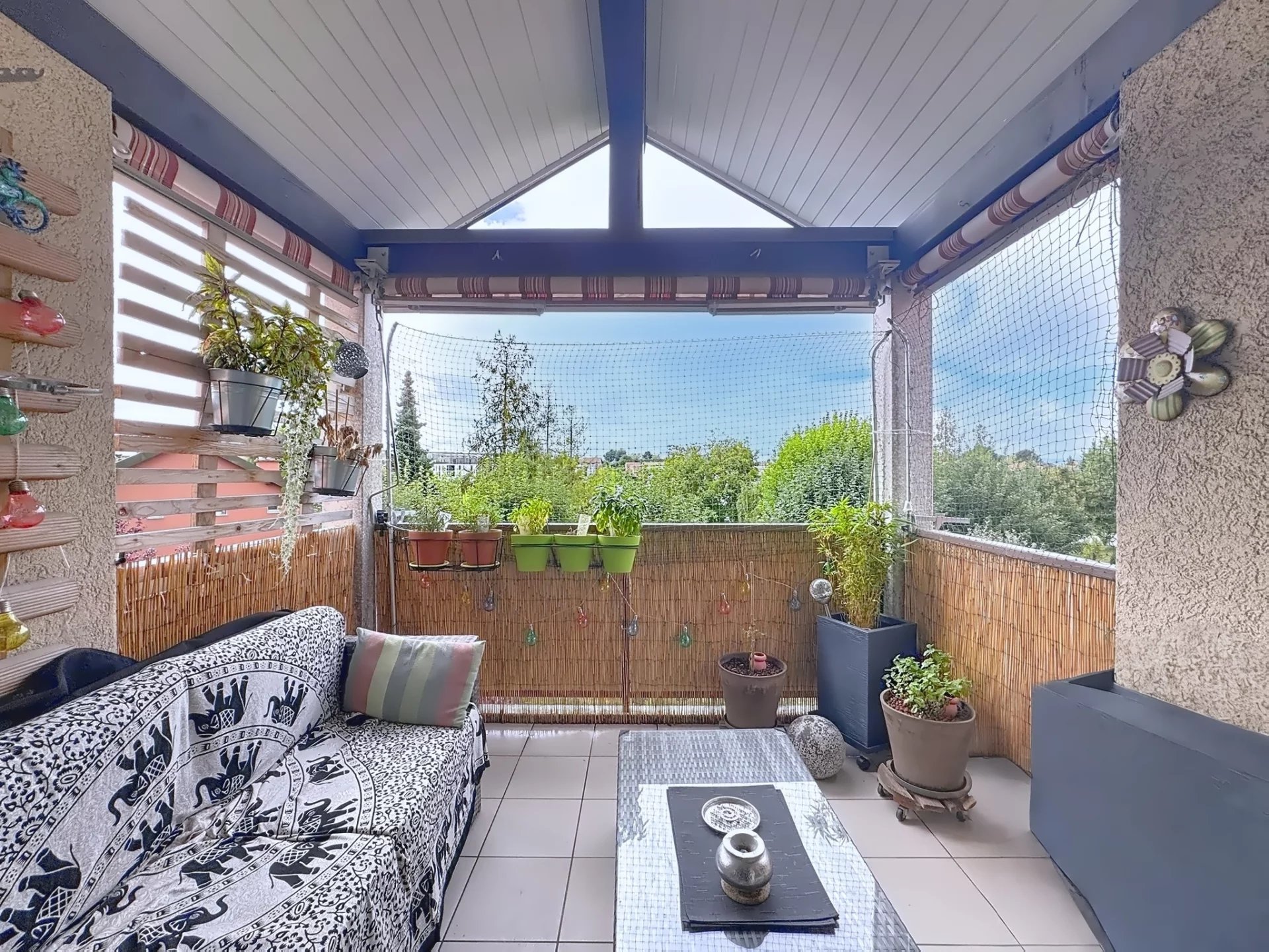 A 2 minutes à pied de la gare du LEB