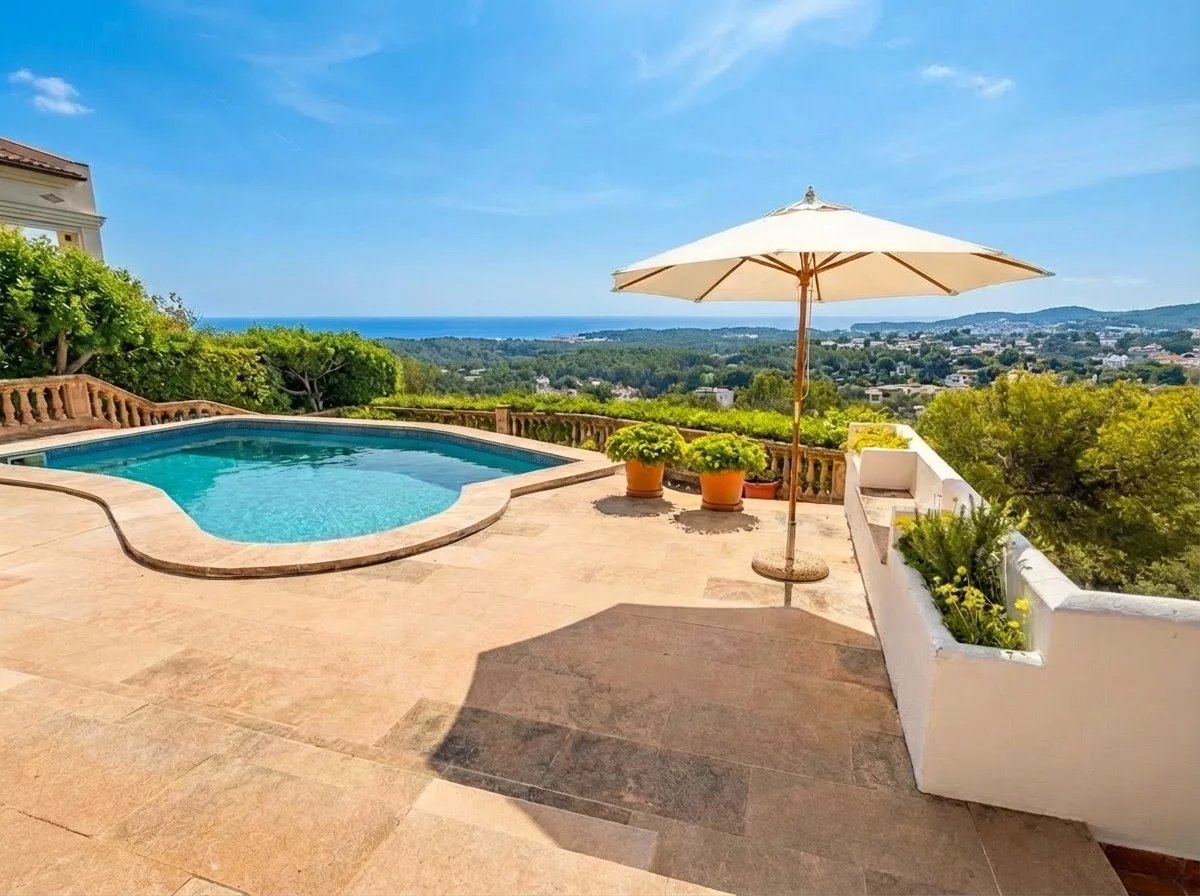 Balcony overlooking the Mediterranean in Anchorage Hill