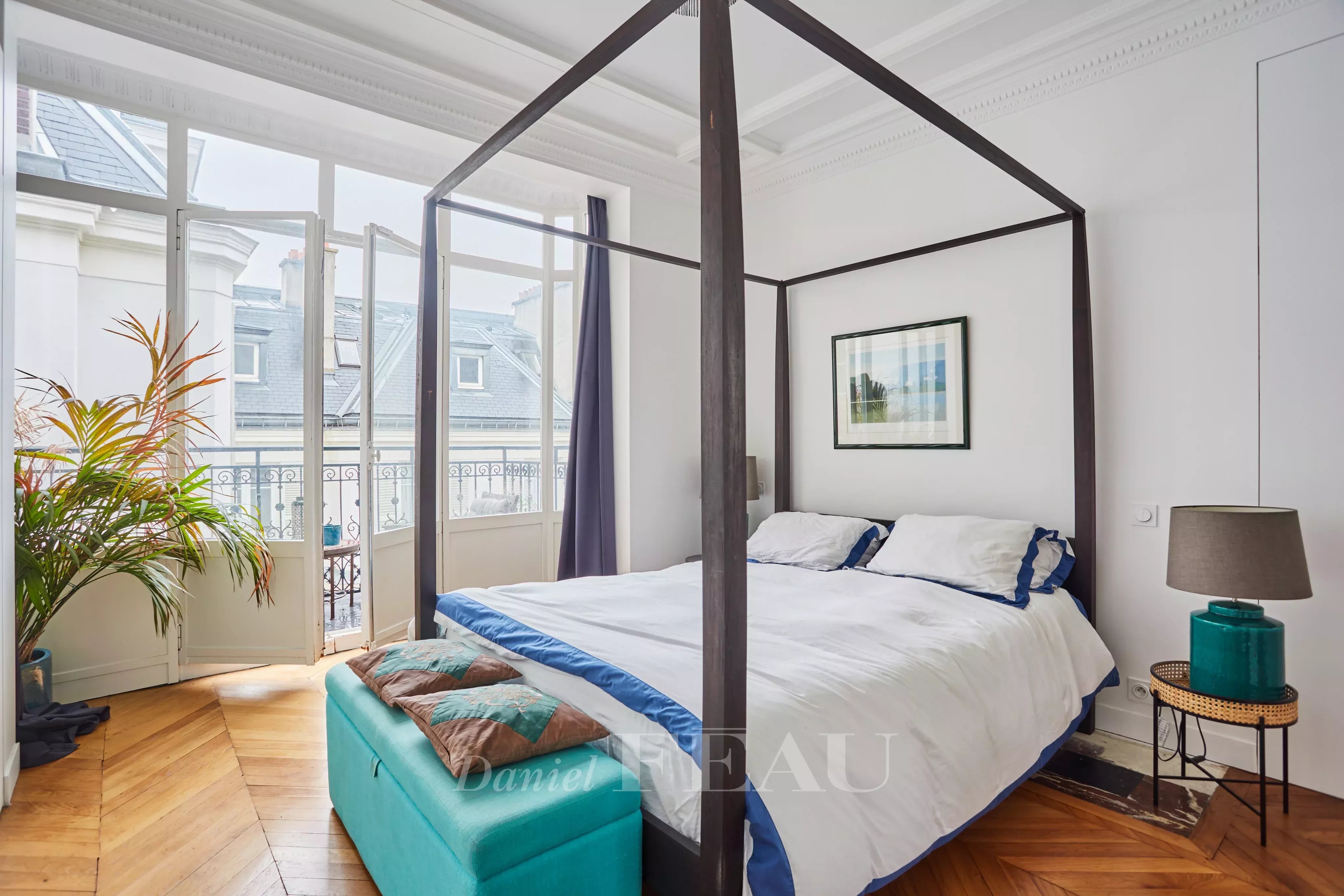 Chambre parentale sur cour avec large balcon