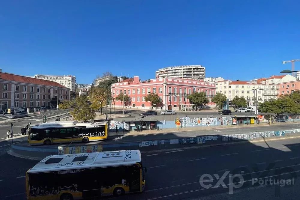 Building located at Largo do Rato, with preliminary project for 775m2
