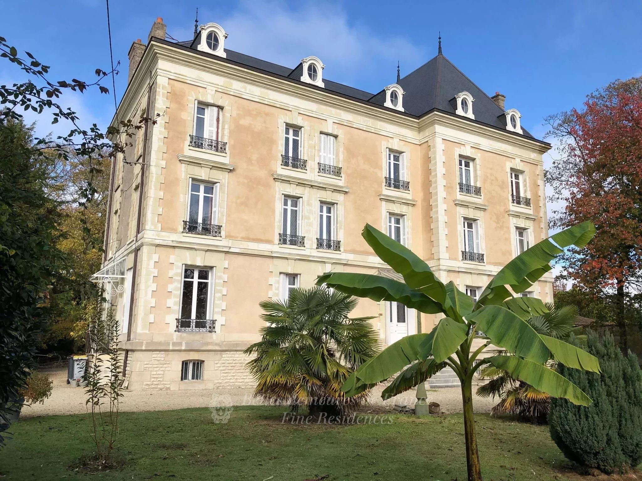 Val de Loire – An elegant 19th century mansion set in 8800 sqm of grounds