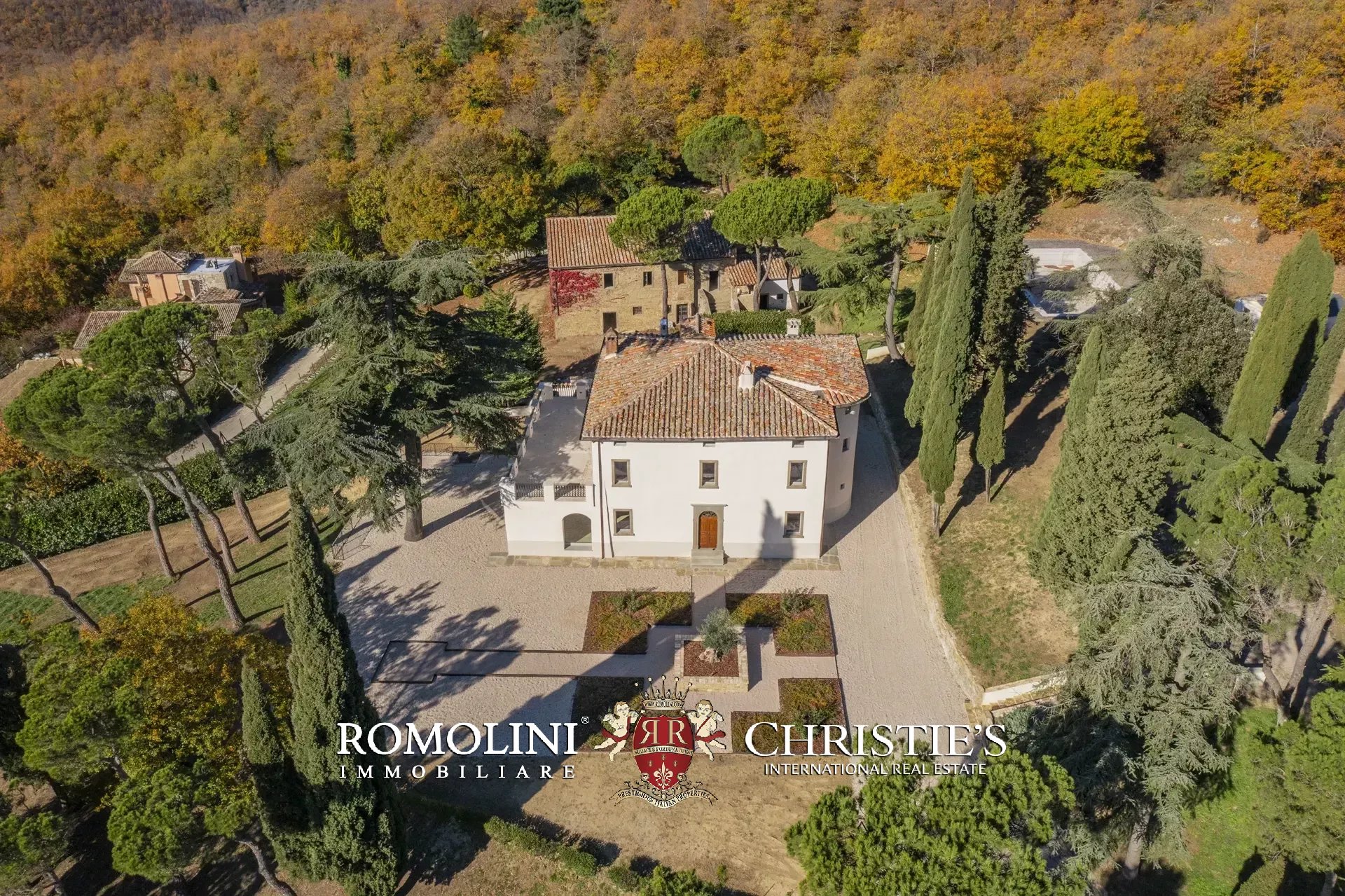 ART-NOUVEAU VILLA FOR SALE IN A PANORAMIC POSITION OVER LAKE TRASIMENO, UMBRIA