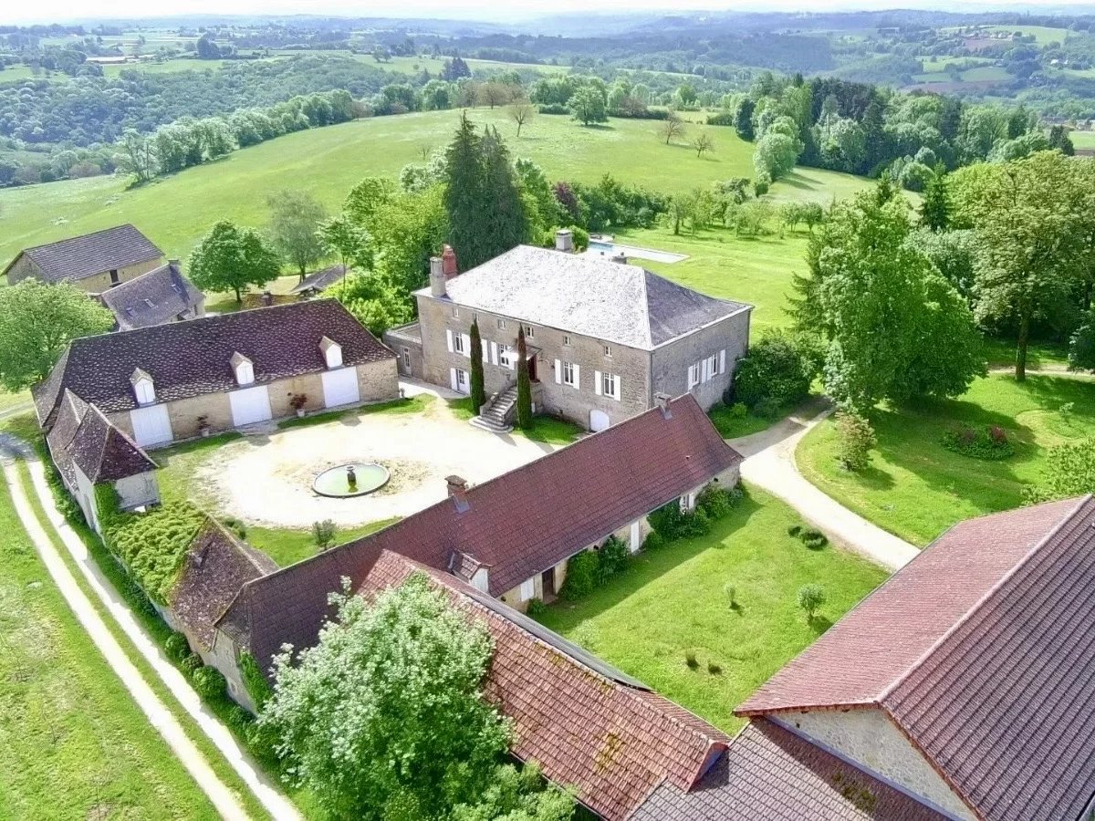 Impressionnante propriété de campagne avec grand terrain, piscine, court de tennis et dépendances.