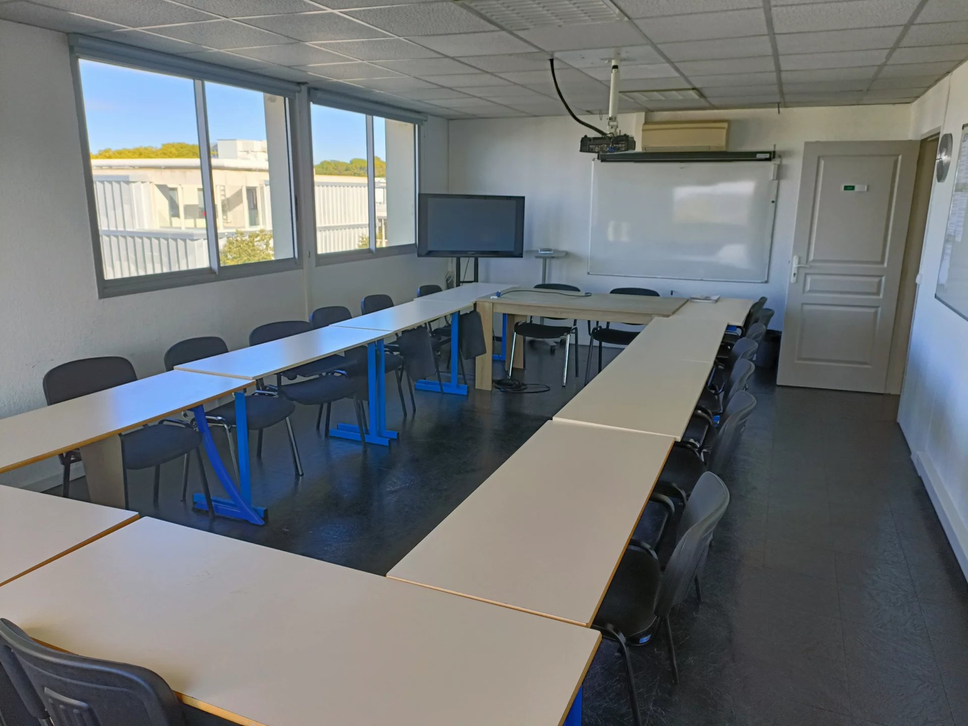 LOCATION DE BUREAU VENELLES 189m2 + PLACES DE PARKING