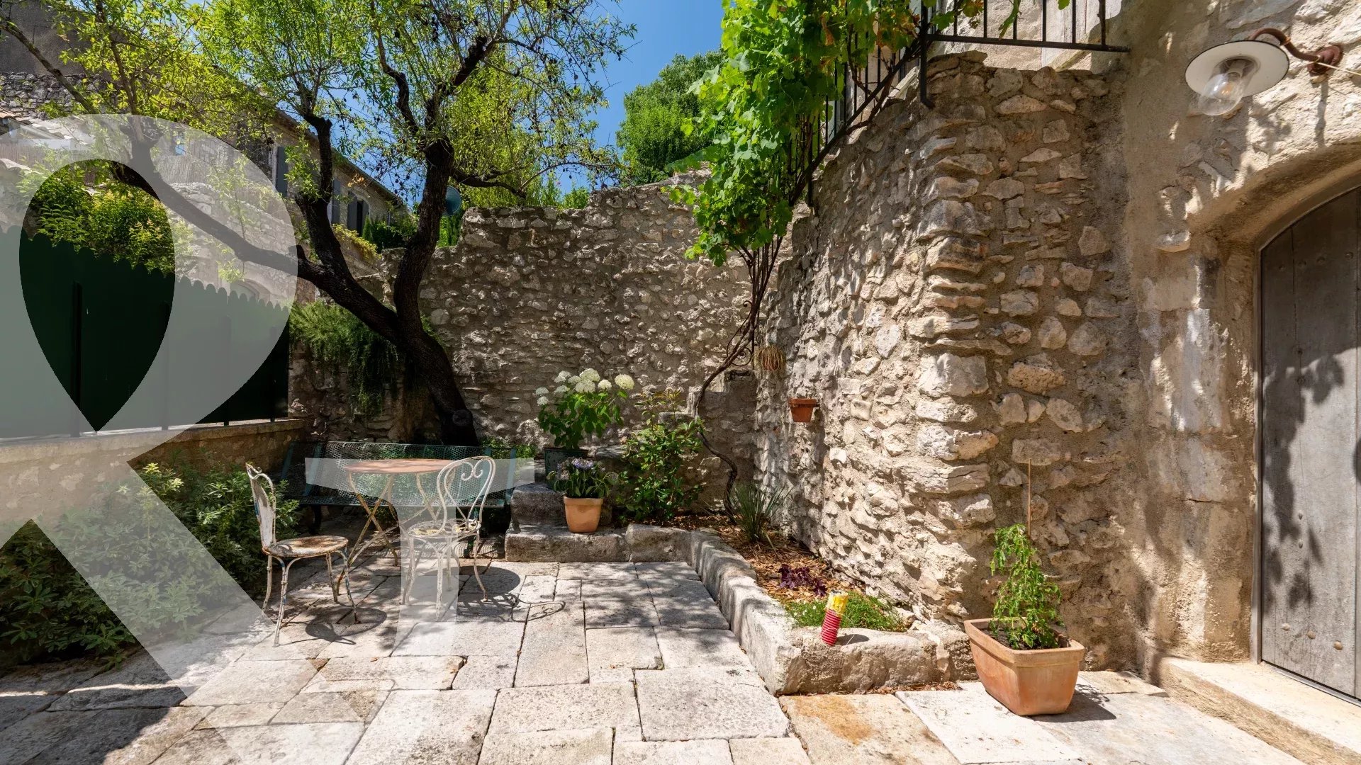 MAISON DE VILLAGE EN PIERRE