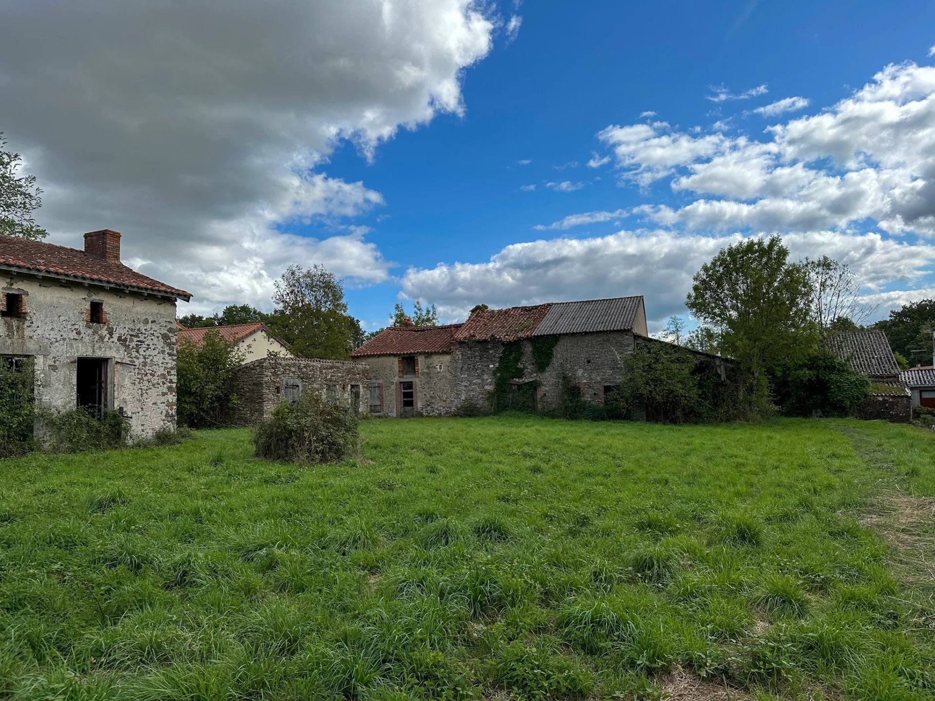 Propriété à rénover dans un hameau calme