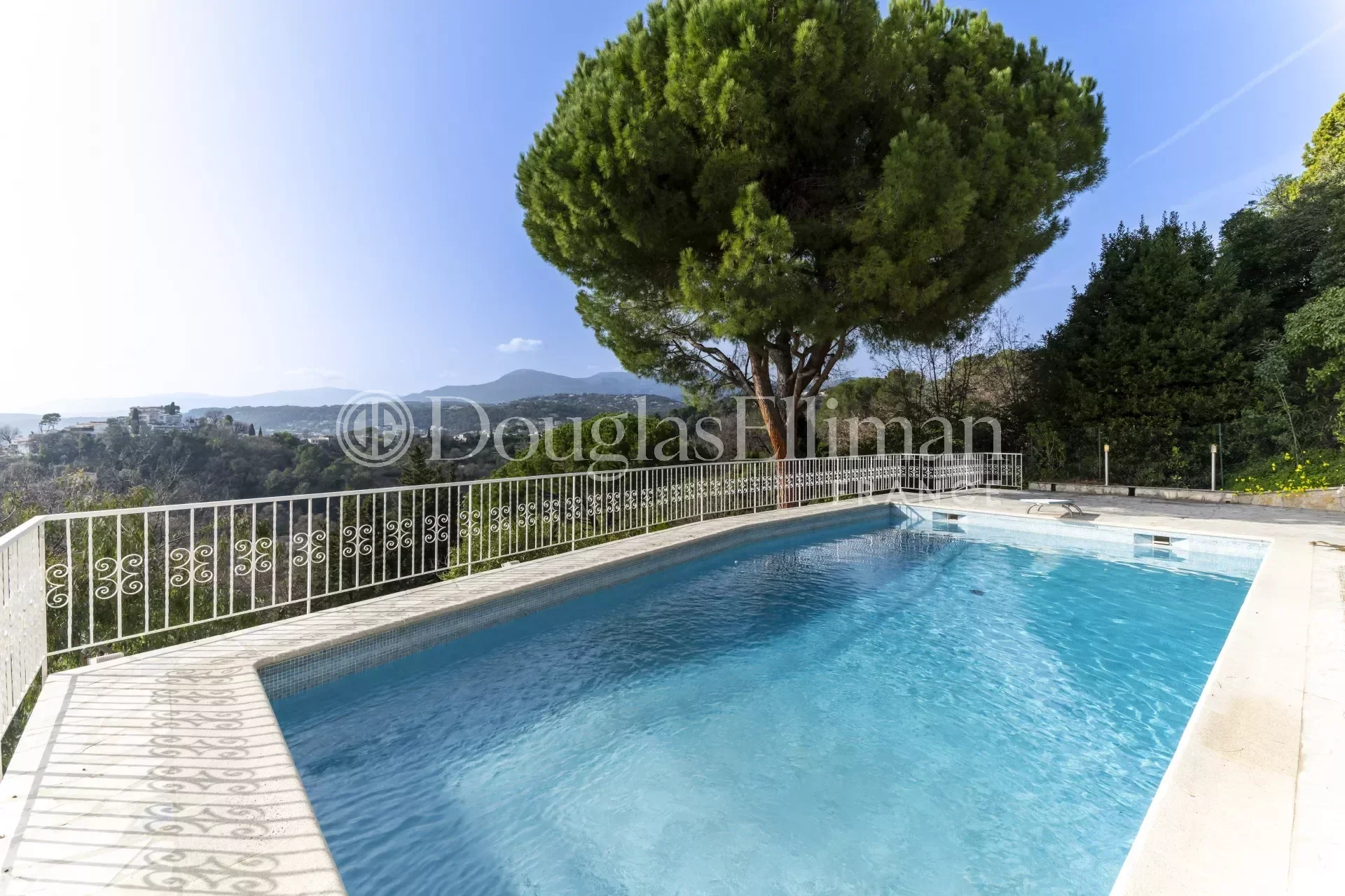 SAINT-PAUL-DE-VENCE : Villa de 375m2 vue panoramique à rénover - Image nᵒ3