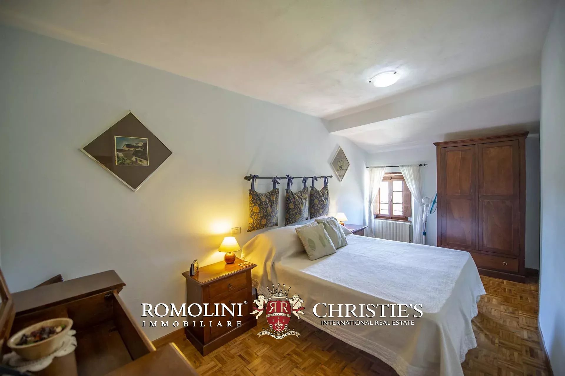 MANOR HOUSE FOR SALE IN CAPRESE MICHELANGELO, TUSCANY