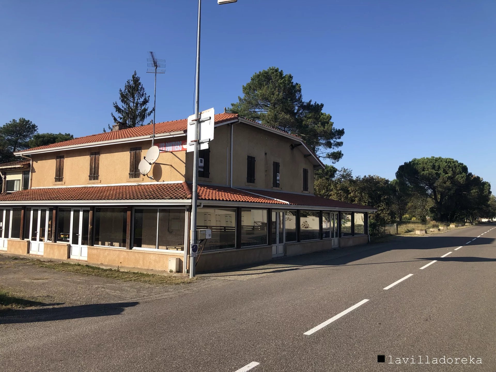 Auberge Restaurant de 518m2 avec dépendances et jardin