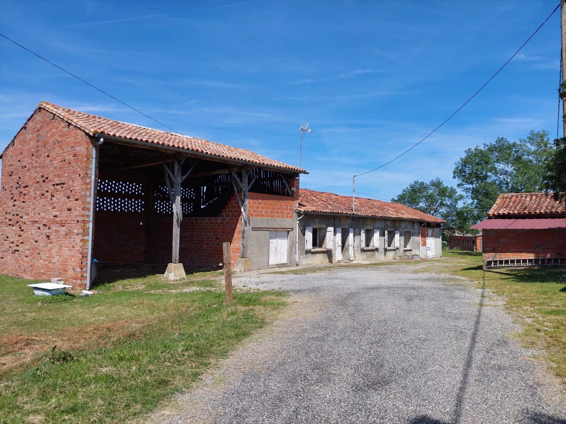 Ferme de type longère avec dépendances sur 5000m²