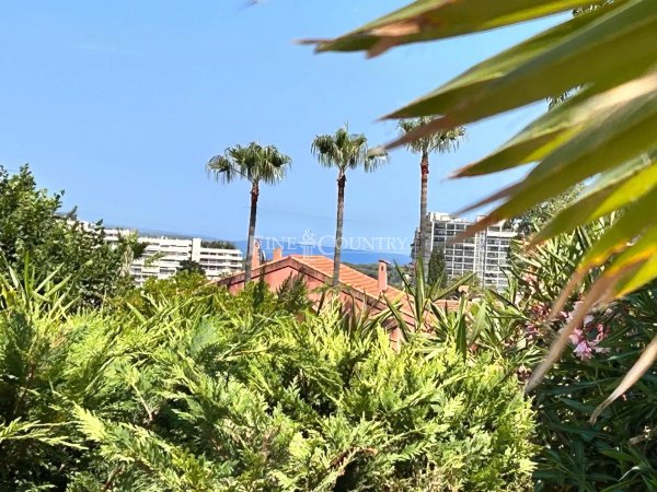 Villa for sale in Mandelieu in private domain with partial sea view — photo 3