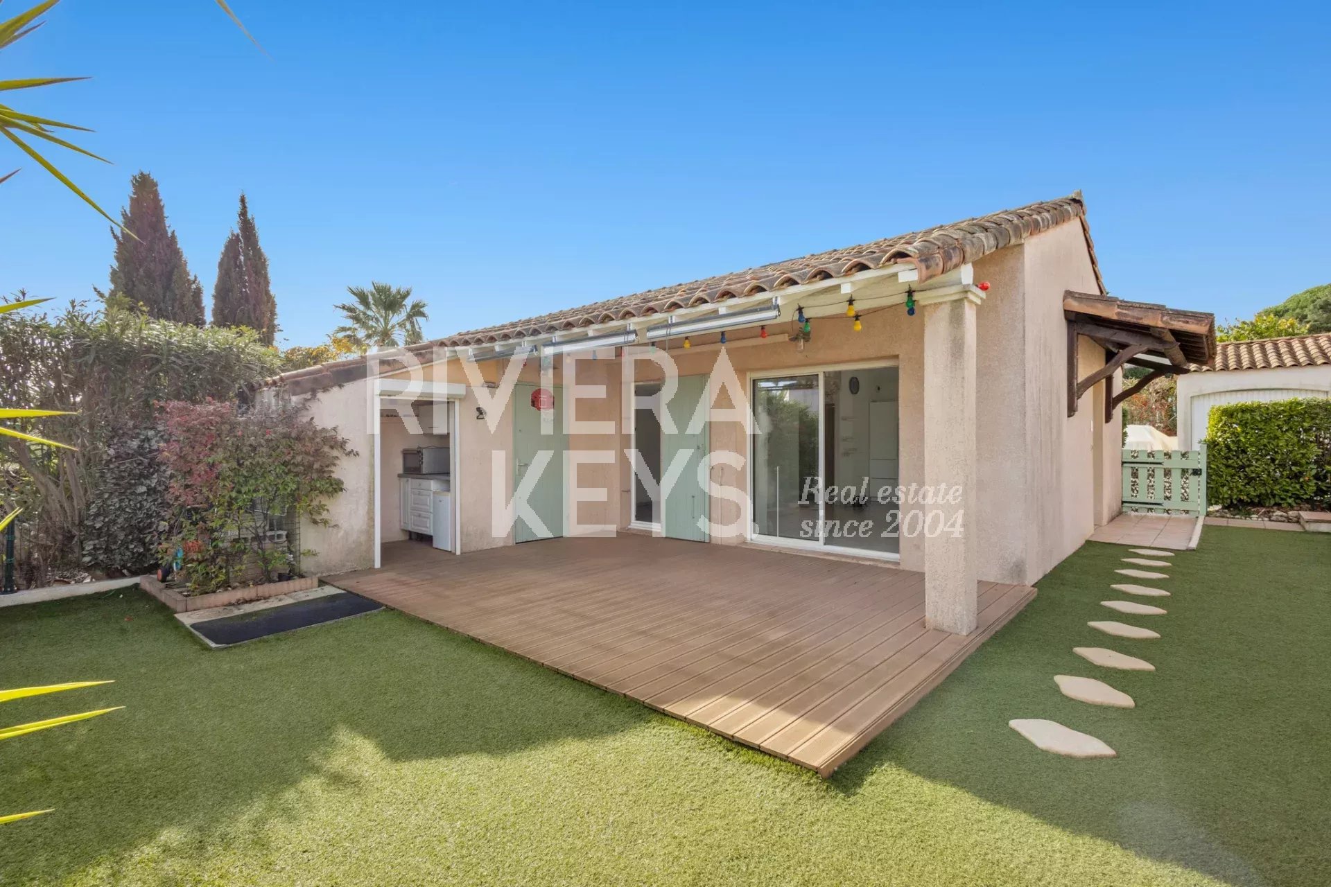 ROQUEBRUNE-SUR-ARGENS : Maison 2 pièces avec jardin, cuisine d’été et parking – à deux pas du golf