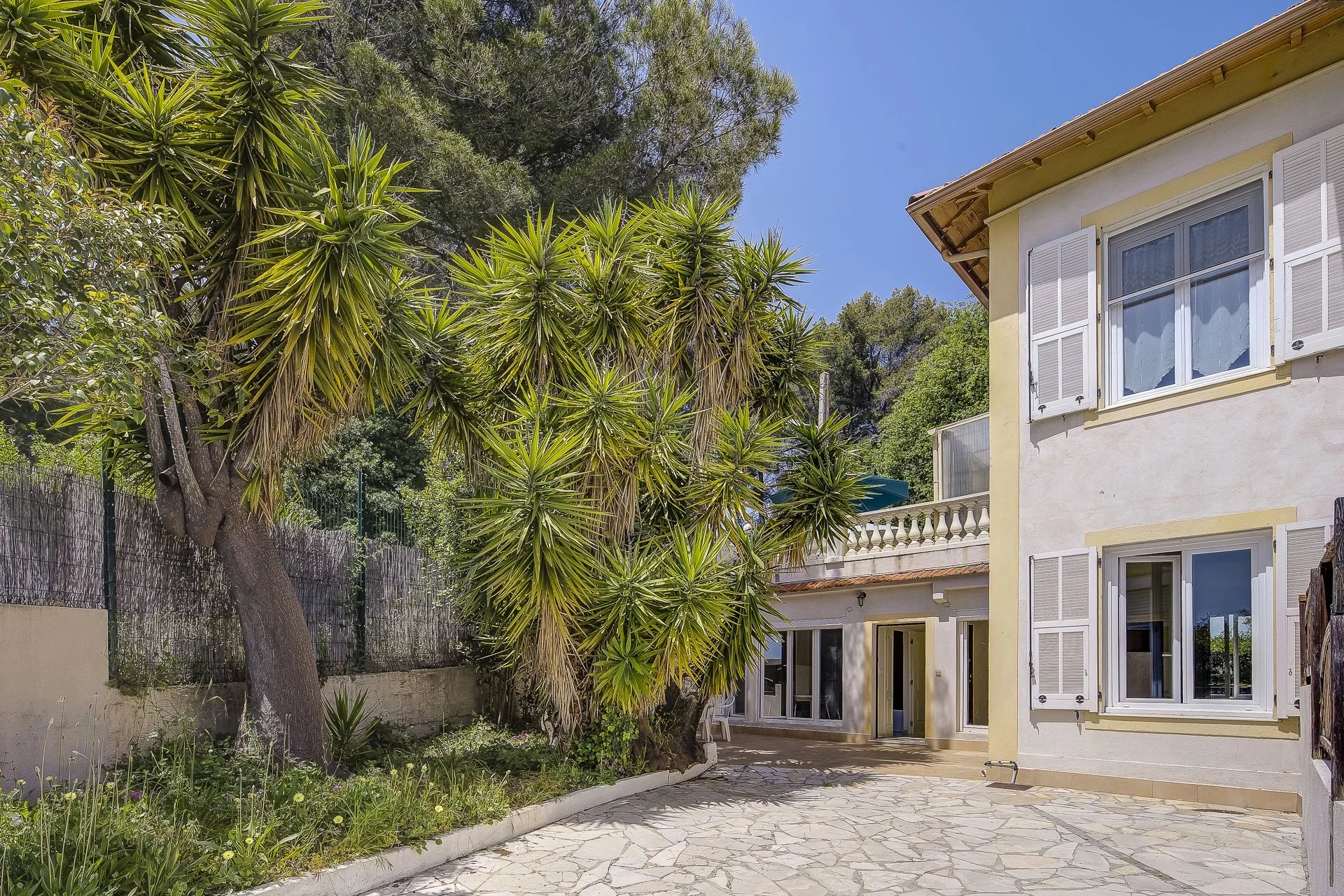 CAGNES-SUR-MER - 3 BEDROOM APARTMENT WITH TERRACE AND PARKING