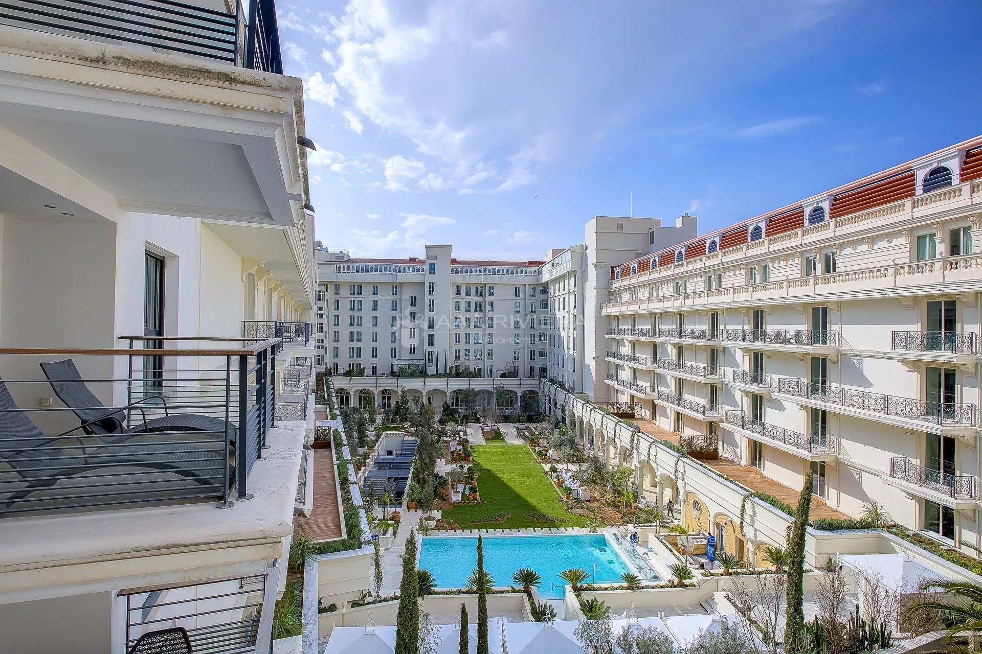 CANNES BANANE Exceptional  2-bedroom apartment  in the prestigious  Carlton Riviera