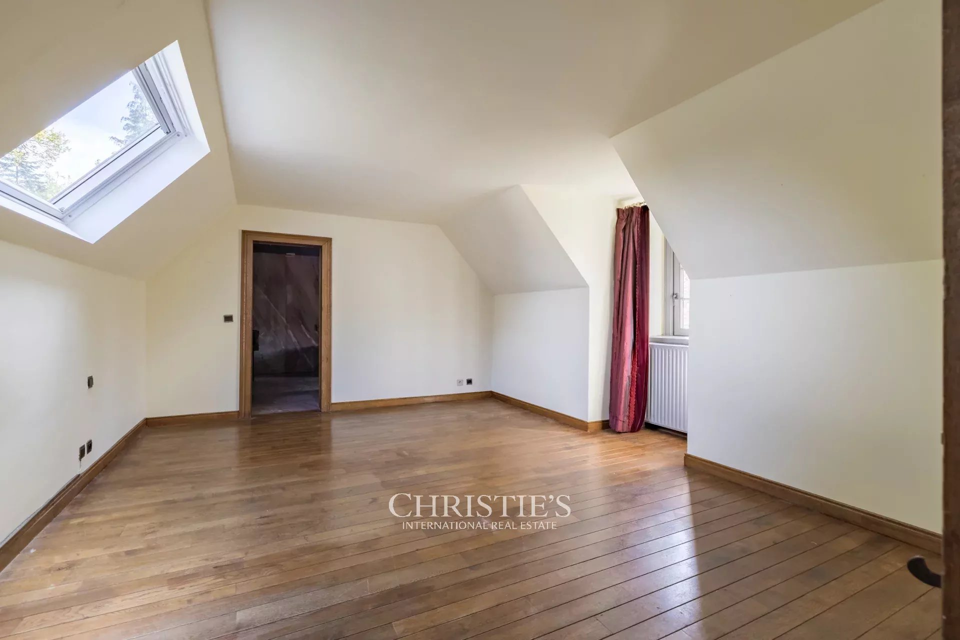 OPTIE - Lasne - Klassieke villa met bijgebouw op 75 are
