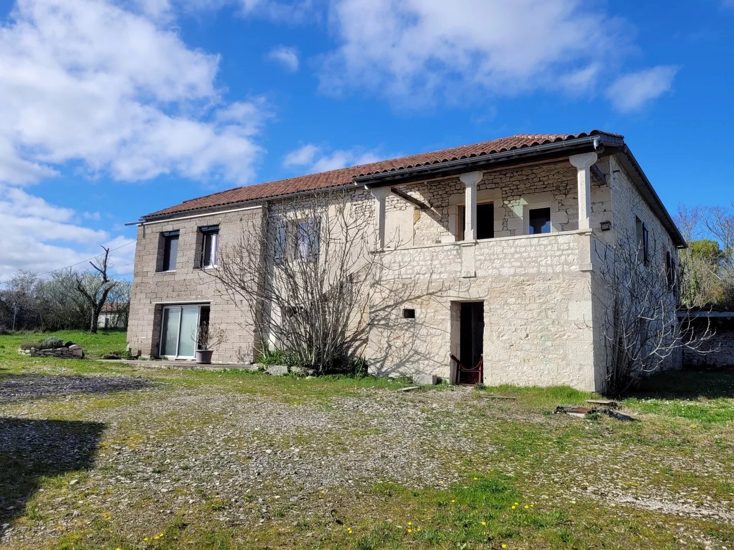 Maison en pierre avec extension et grande grange, sur un terrain de 8811 m,² à moins de 15 minutes de Cahors.