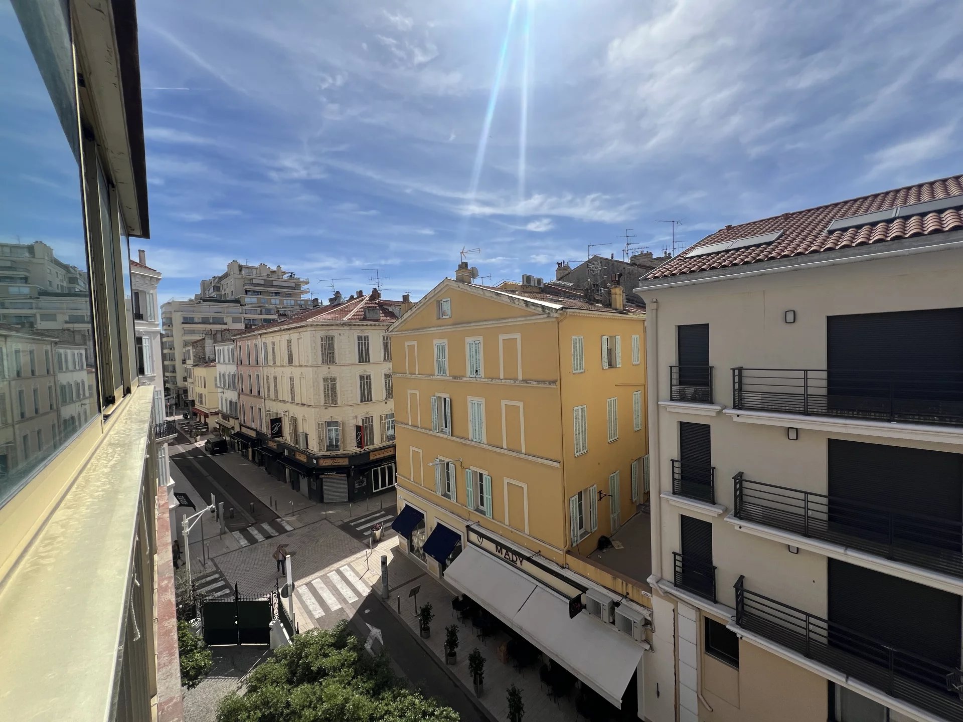 FOR SALE Cannes Carré d’Or 2-room apartment 62m² with veranda and garage