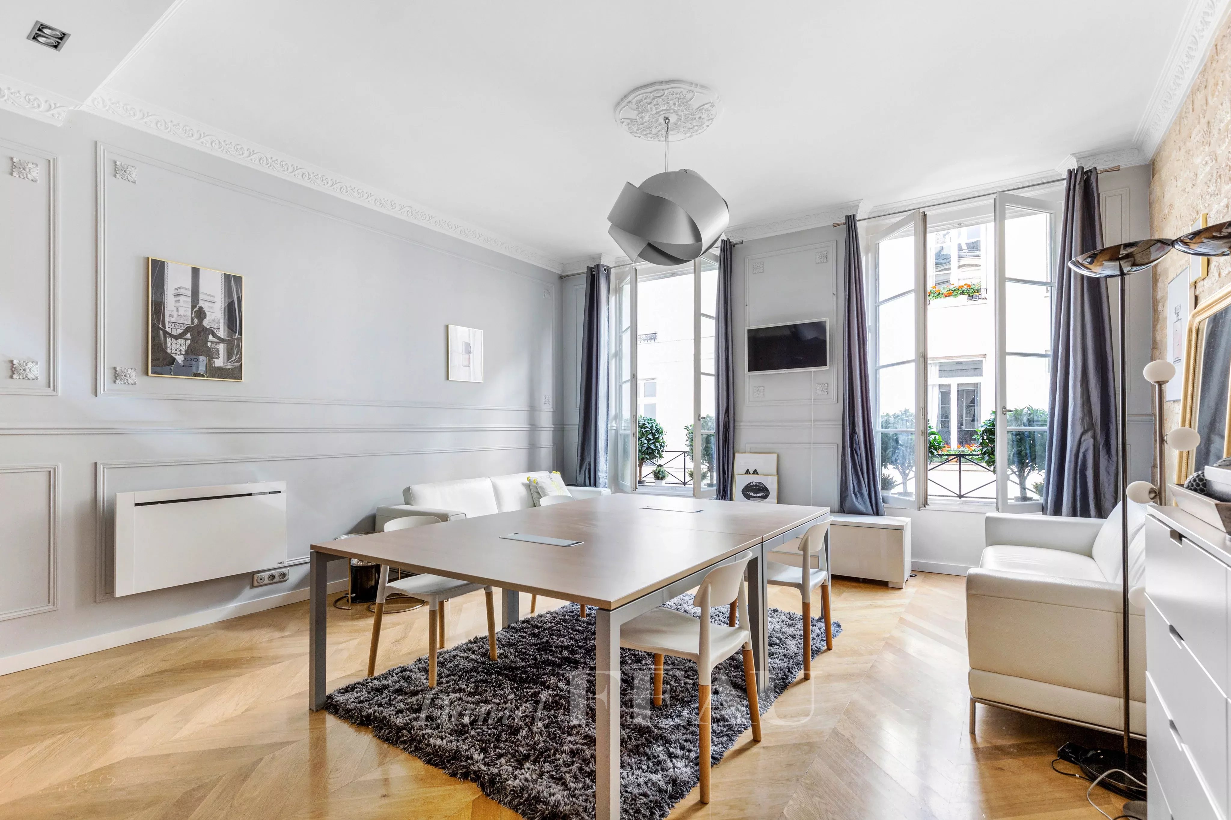 Living room and dining room, wooden floor, mouldings