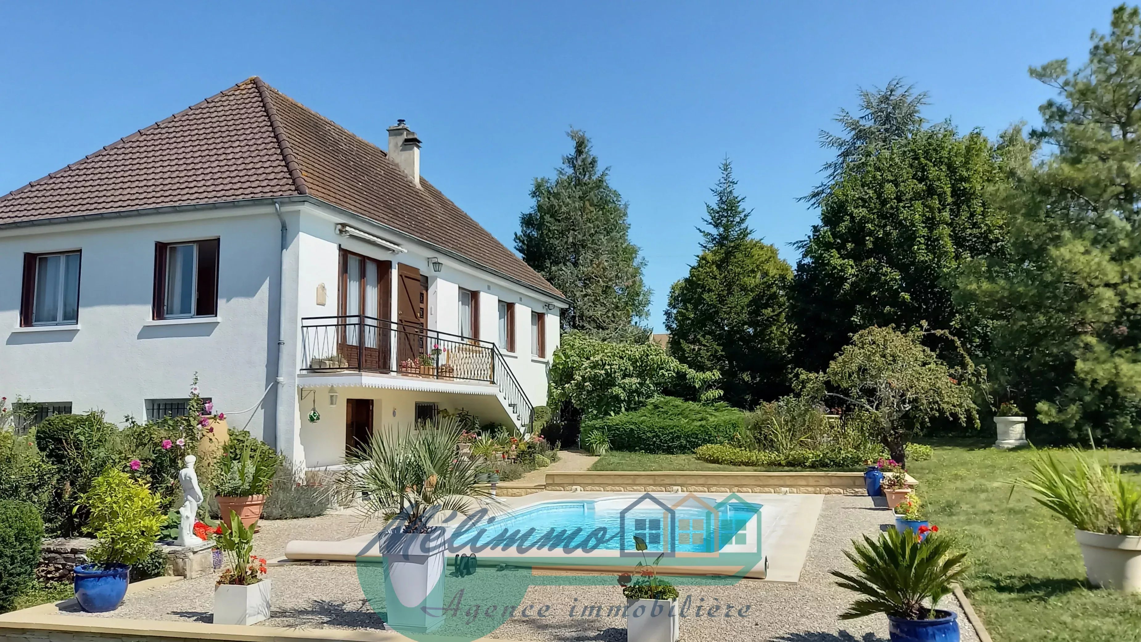 Villa avec piscine et sous-sol complet – terrain arboré de 2 835 m²proche de toucy