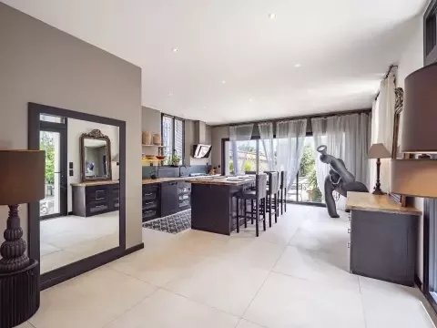 HERENHUIS MET ZWEMBAD EN BIJGEBOUW, THUIR