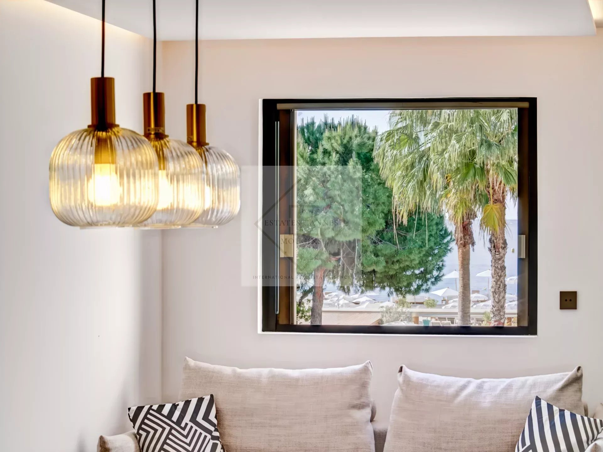 Cannes – Croisette : Appartement d’exception dans résidence historique avec vue mer panoramique — photo 13