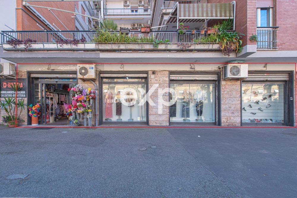 Ostia –Via dei Bragozzi Negozio a reddito con 4 vetrine – 232 mq