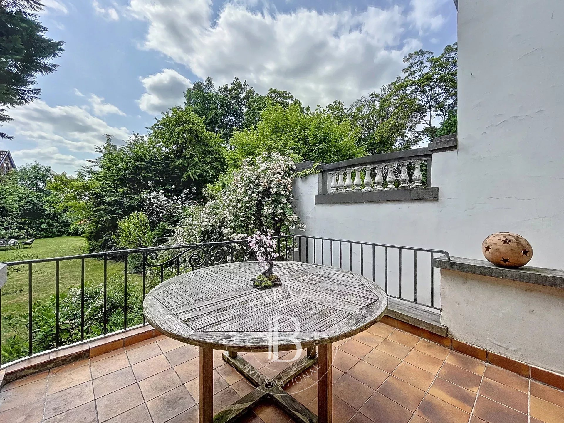 Uccle - Immeuble 3 façades à renover- 4 Logements- 3 Garages- Somptueux jardin