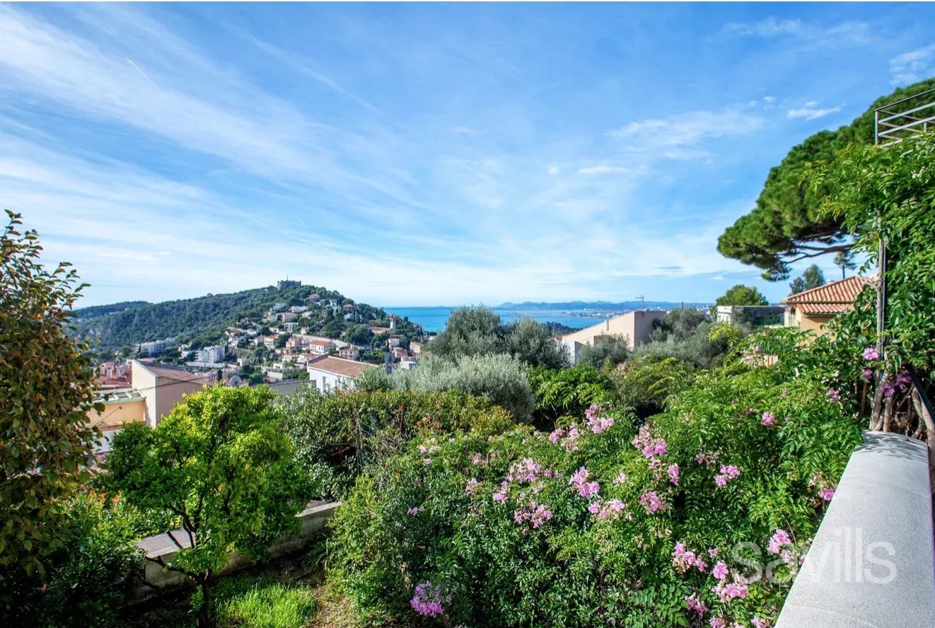 Apartment with sea view and sunny garden