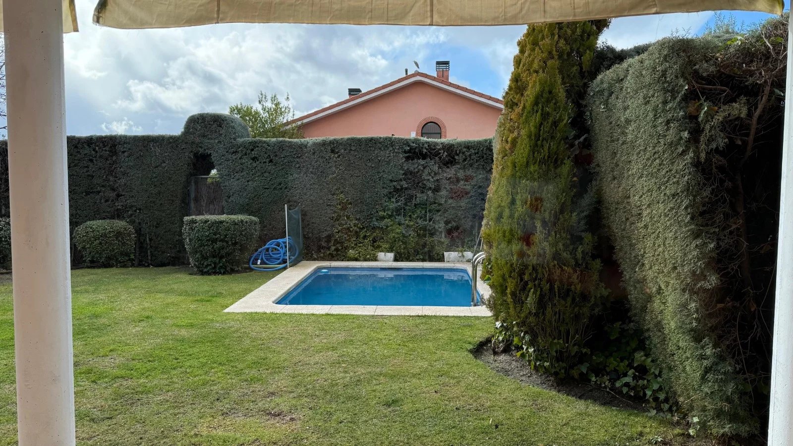 Exclusive semi-detached house with private garden and pool in El Encinar de los Reyes