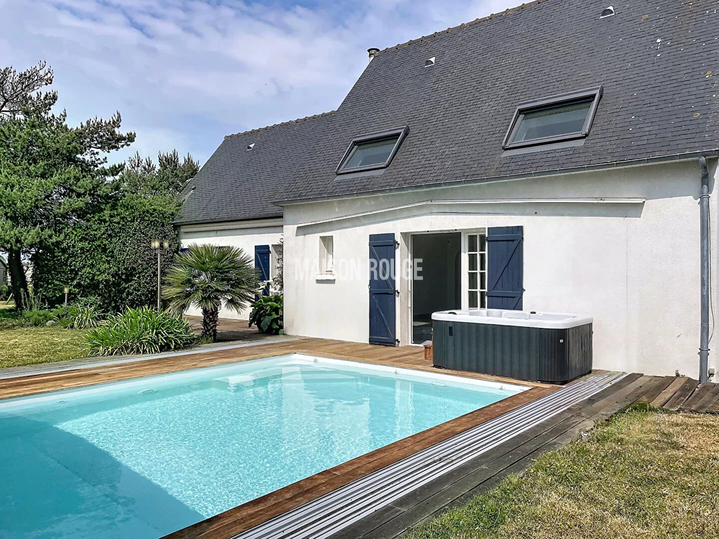 Au calme, dans un écrin de verdure, propriété avec piscine