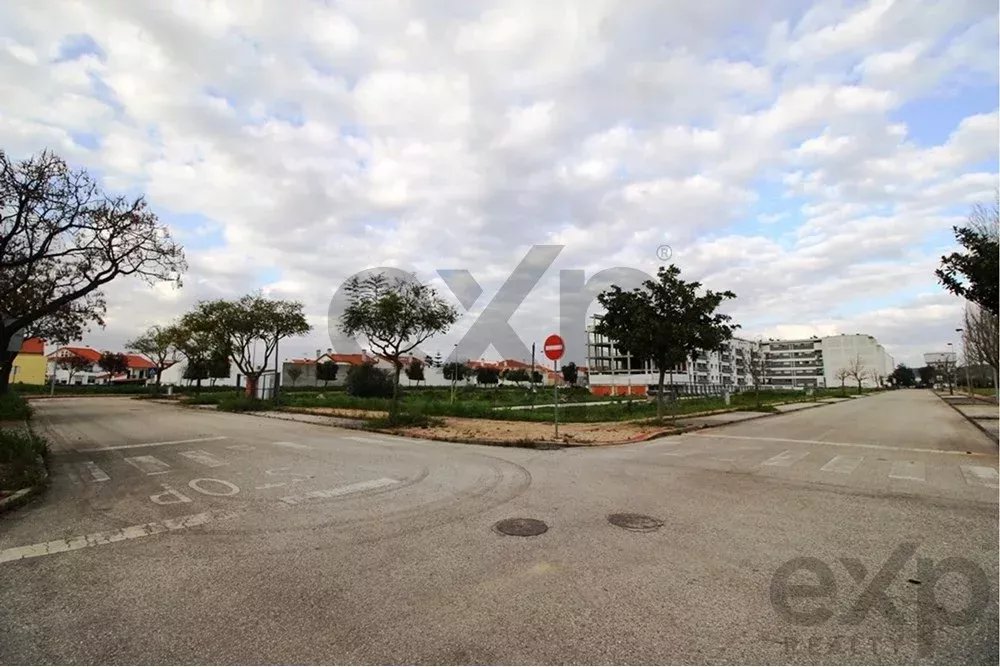 Lote de terreno para construção de moradia de 2 pisos + cave - Entroncamento